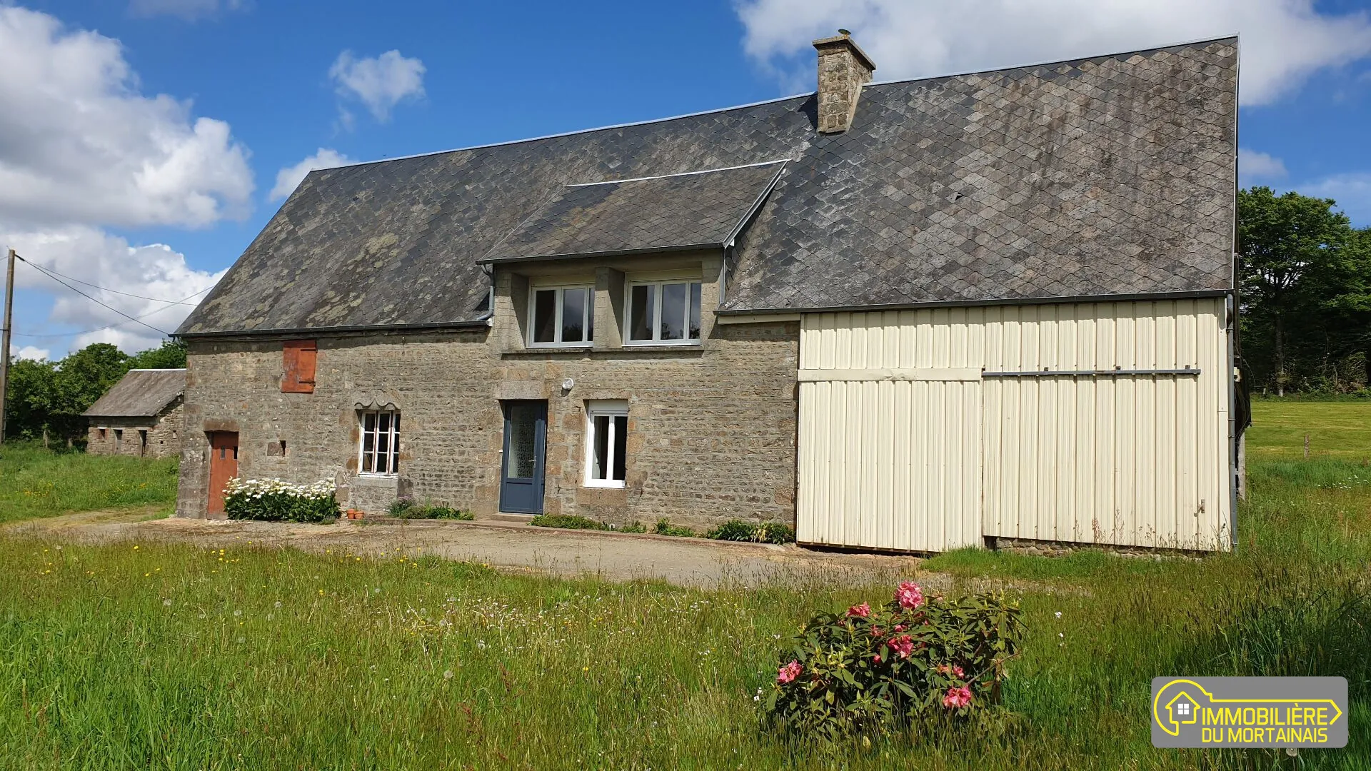 Maison à vendre à Sourdeval, charmante propriété avec grand terrain et 2 chambres