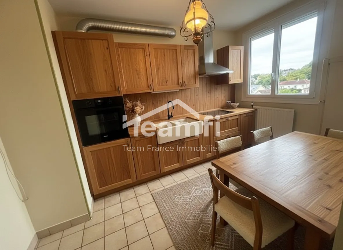 cuisine IA Appartement T4 avec Vue Dégagée et Cave à Bourges 