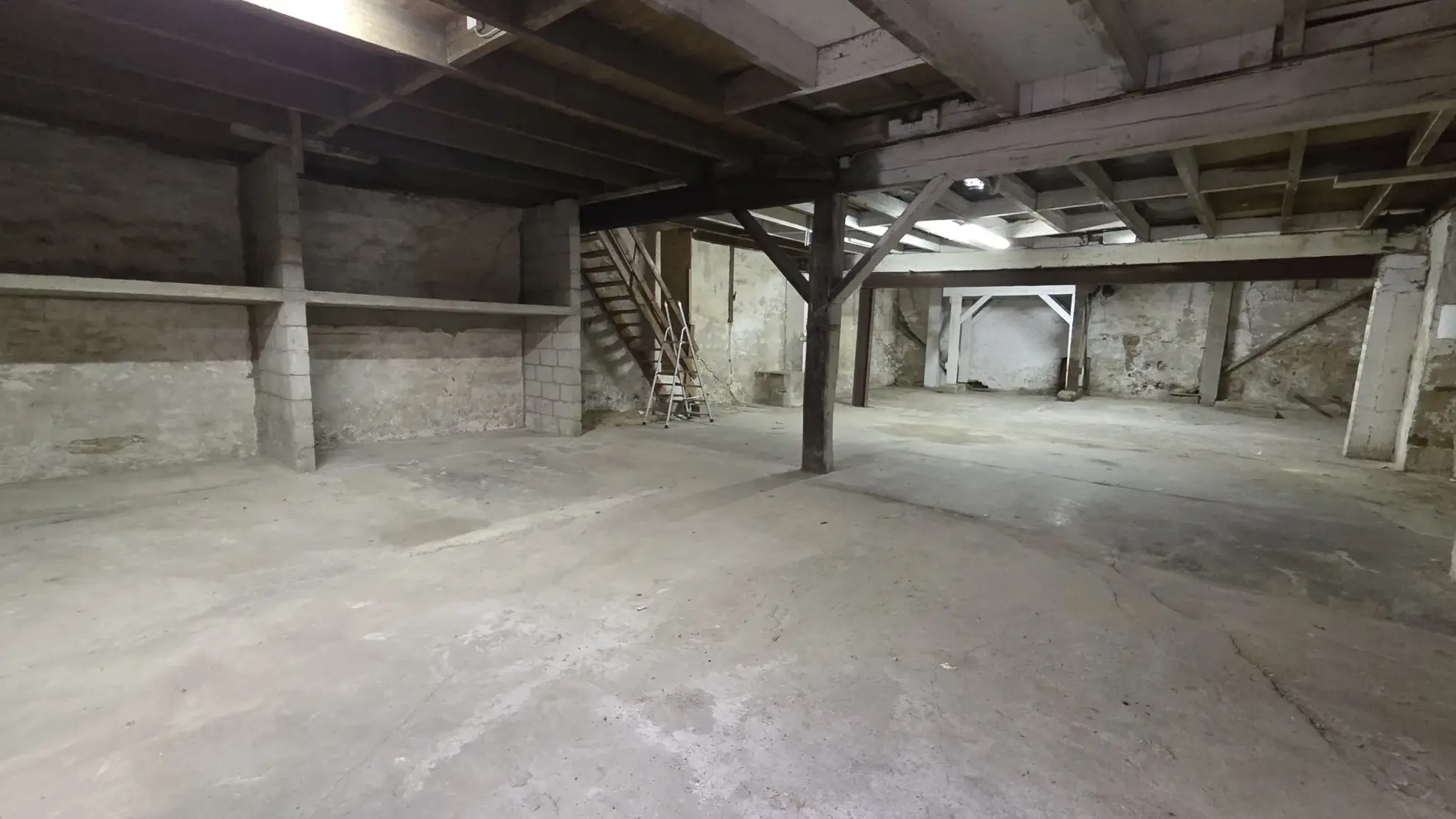 Ancien hangar de 175 m² à Saint-Pol-de-Léon pour investissement et stockage