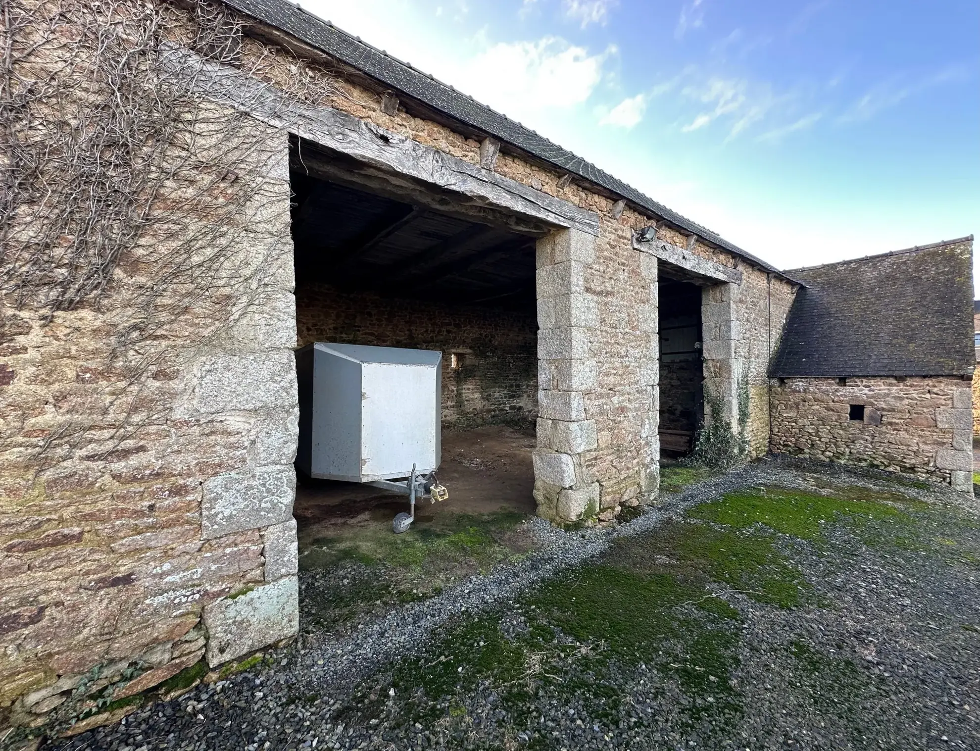 Ensemble immobilier en pierre avec grand terrain à Hénon - Projet de rénovation 
