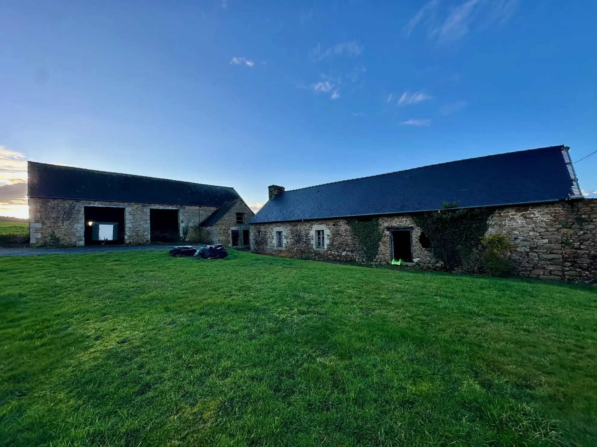 Ensemble immobilier en pierre avec grand terrain à Hénon - Projet de rénovation 