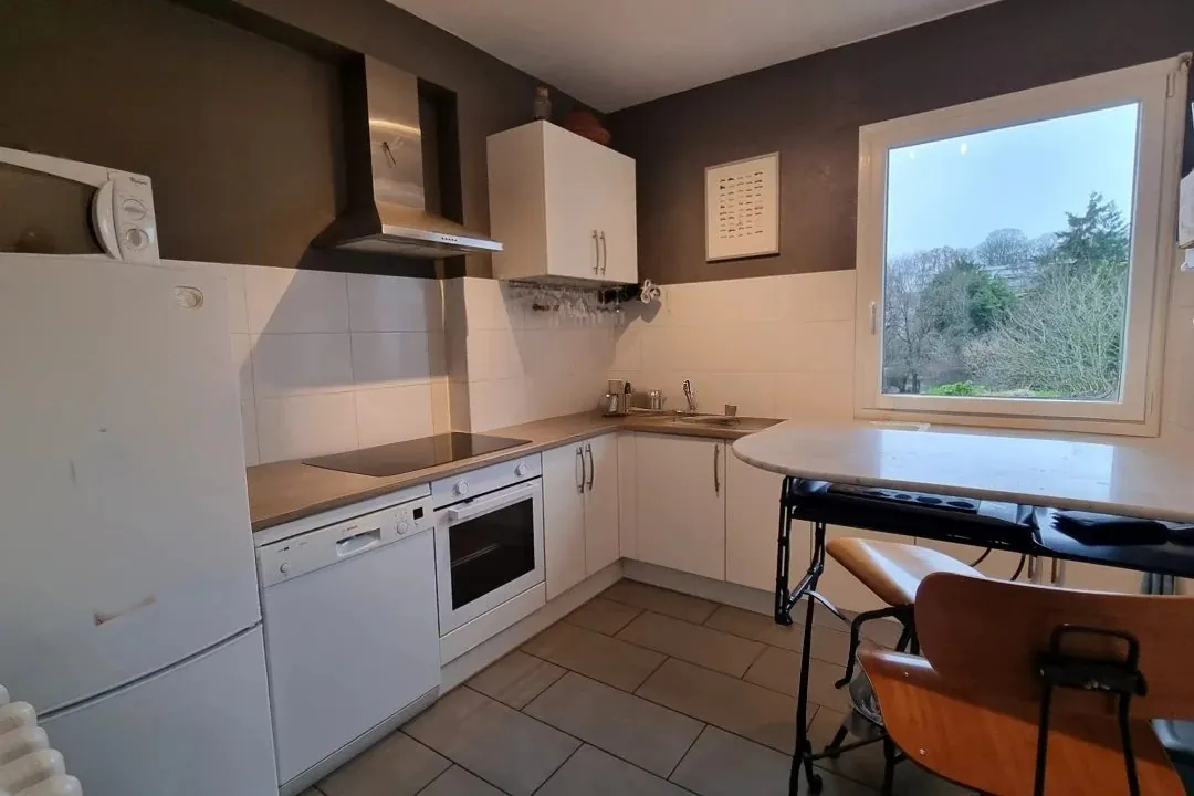CUISINE Appartement T3 à Saint-Cyr-sur-Loire avec 2 chambres, calme, charges faibles 