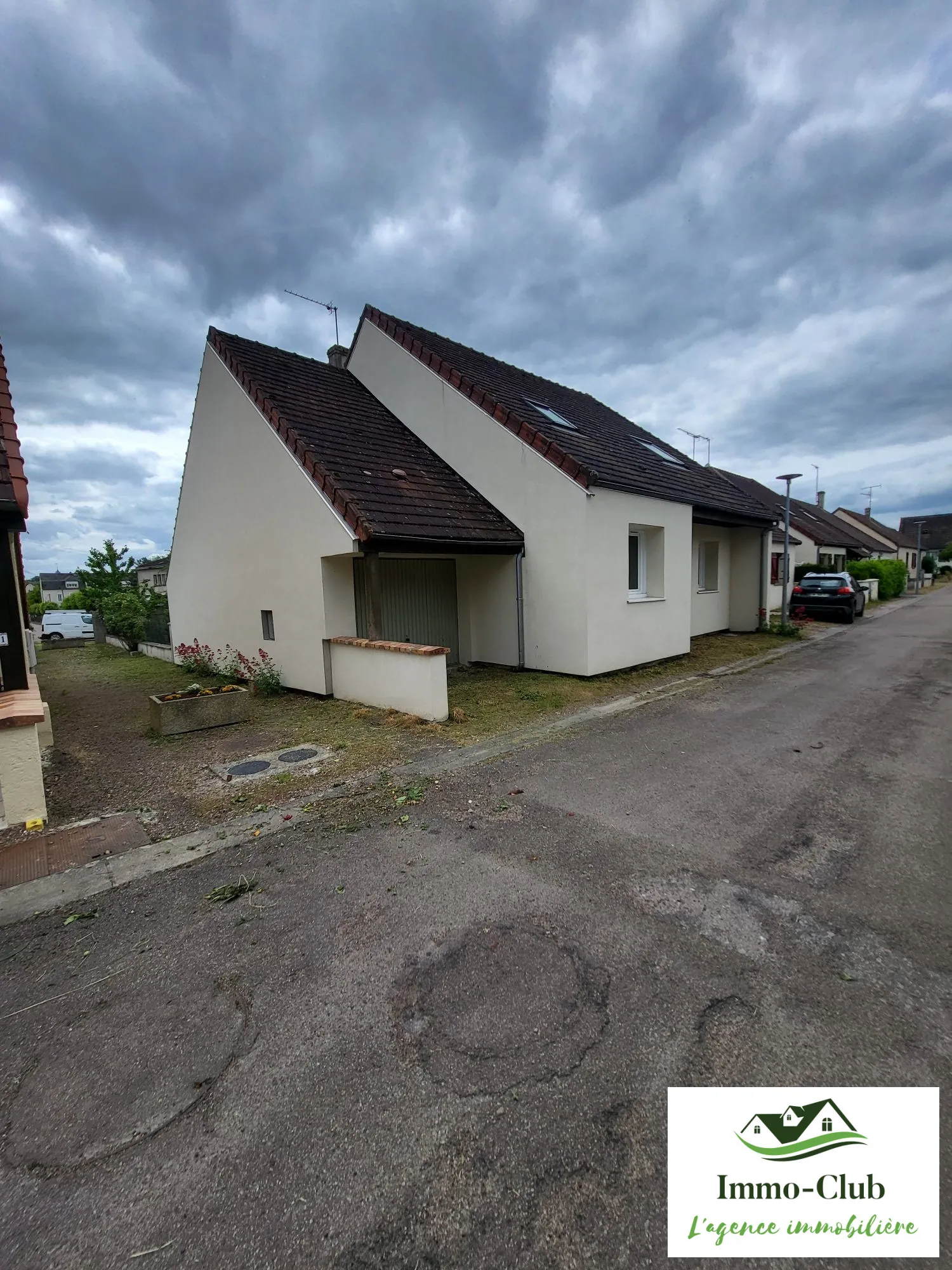Maison de village à vendre à Corbigny avec jardin et garage 