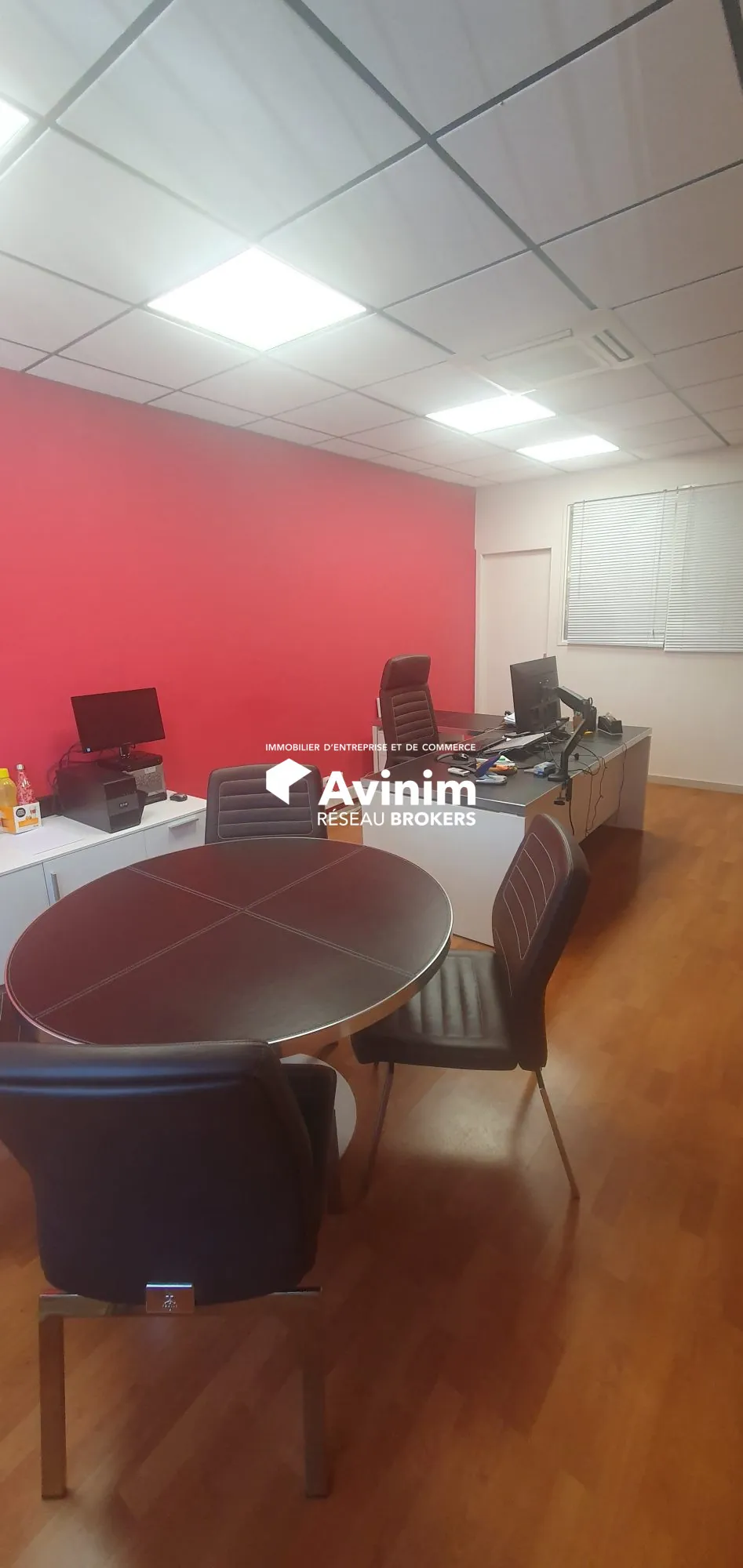 Local professionnel lumineux de 142 m² à Grenoble sud avec parking sécurisé