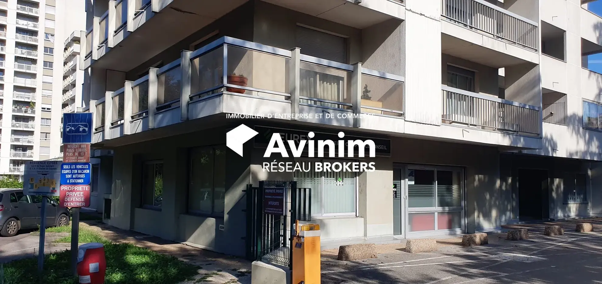 Local professionnel lumineux de 142 m² à Grenoble sud avec parking sécurisé 