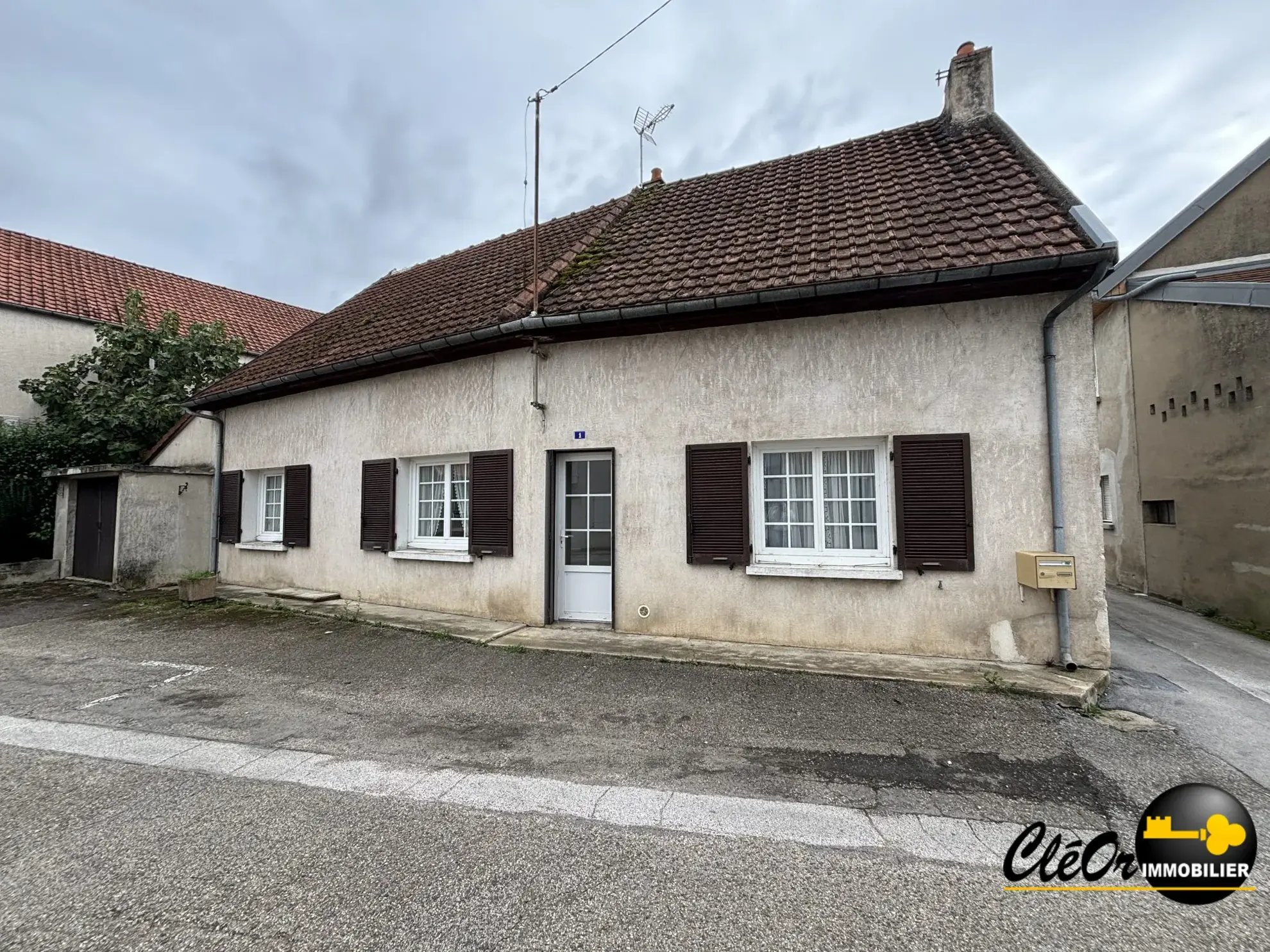 Maison à vendre à Chaussin avec garage et espace extérieur privé