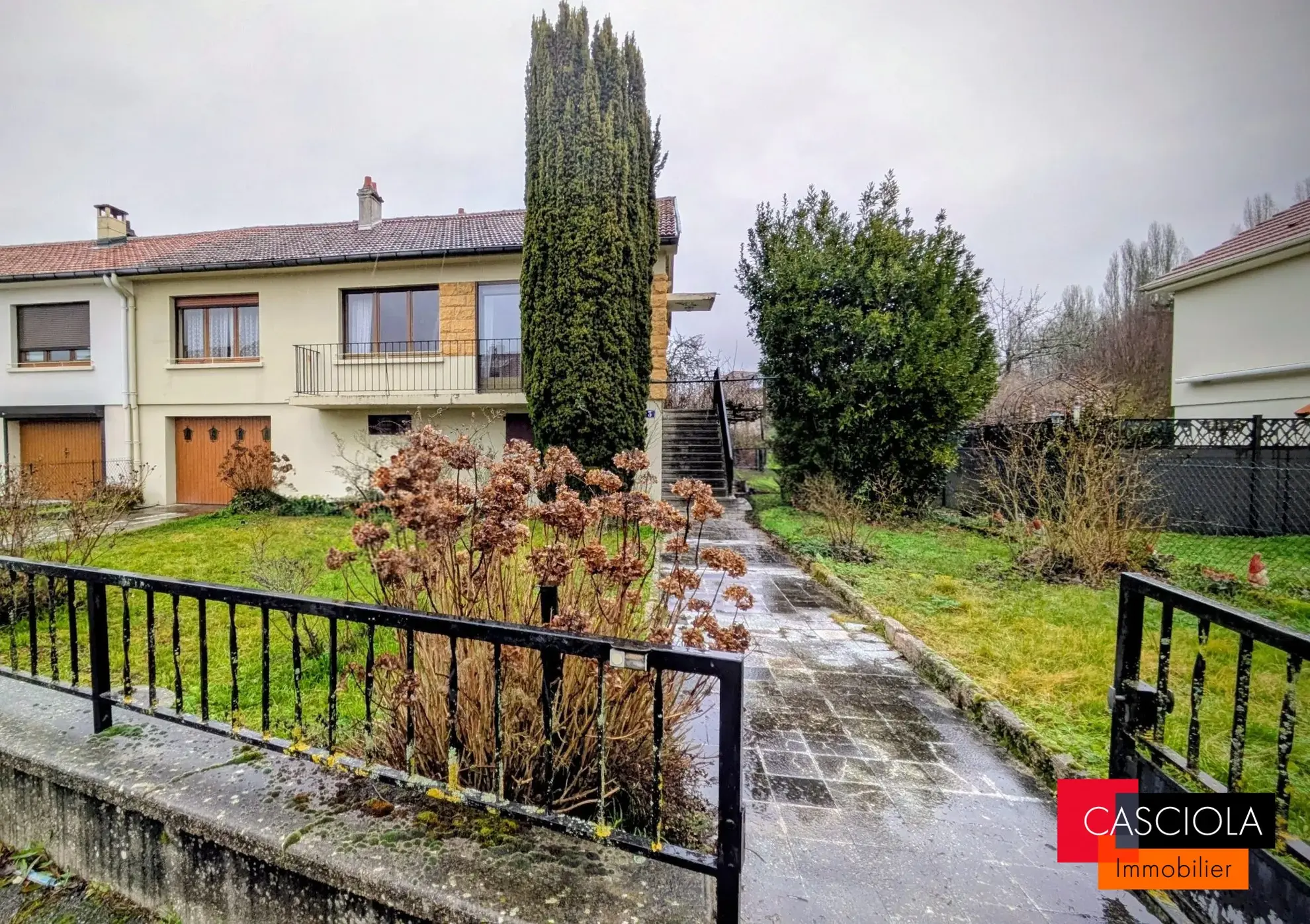 Maison mitoyenne à rénover à Moulins-lès-Metz avec grand terrain et garage
