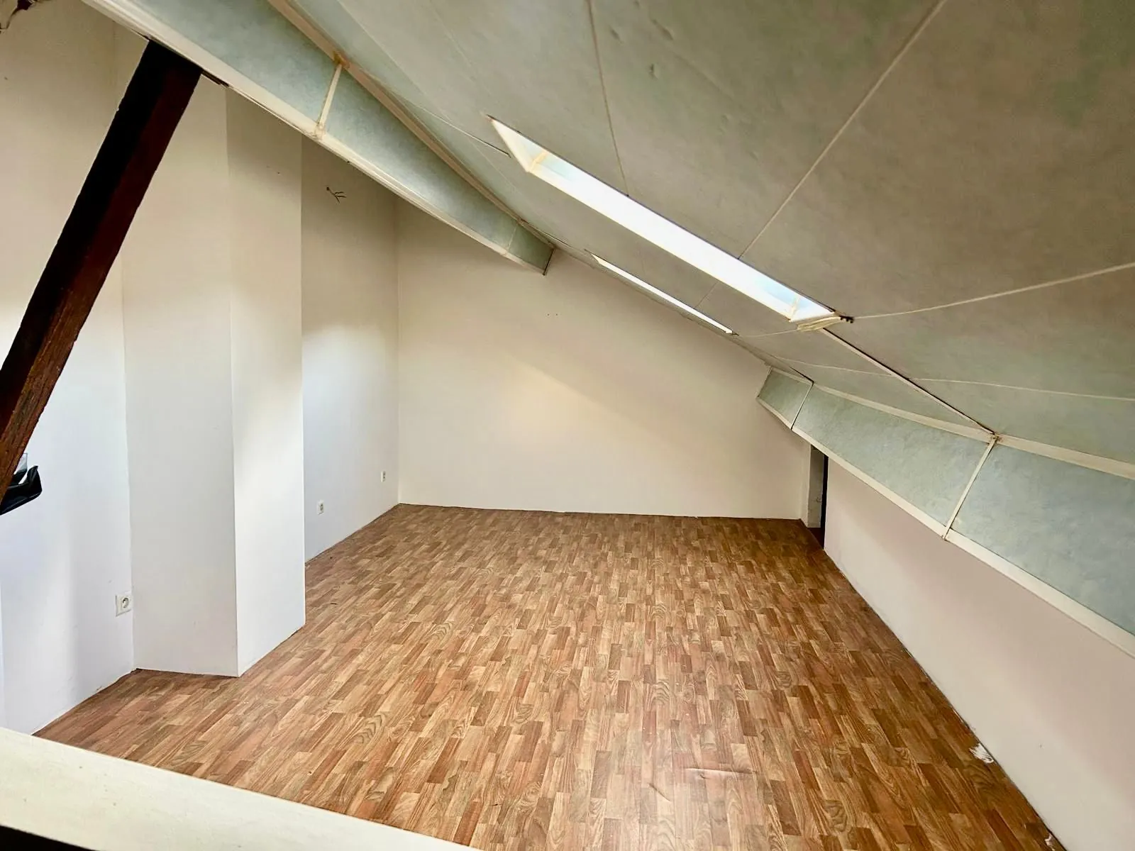 Maison mitoyenne à rénover à Ronchamp - 4 pièces, 2 chambres, prix attractif 