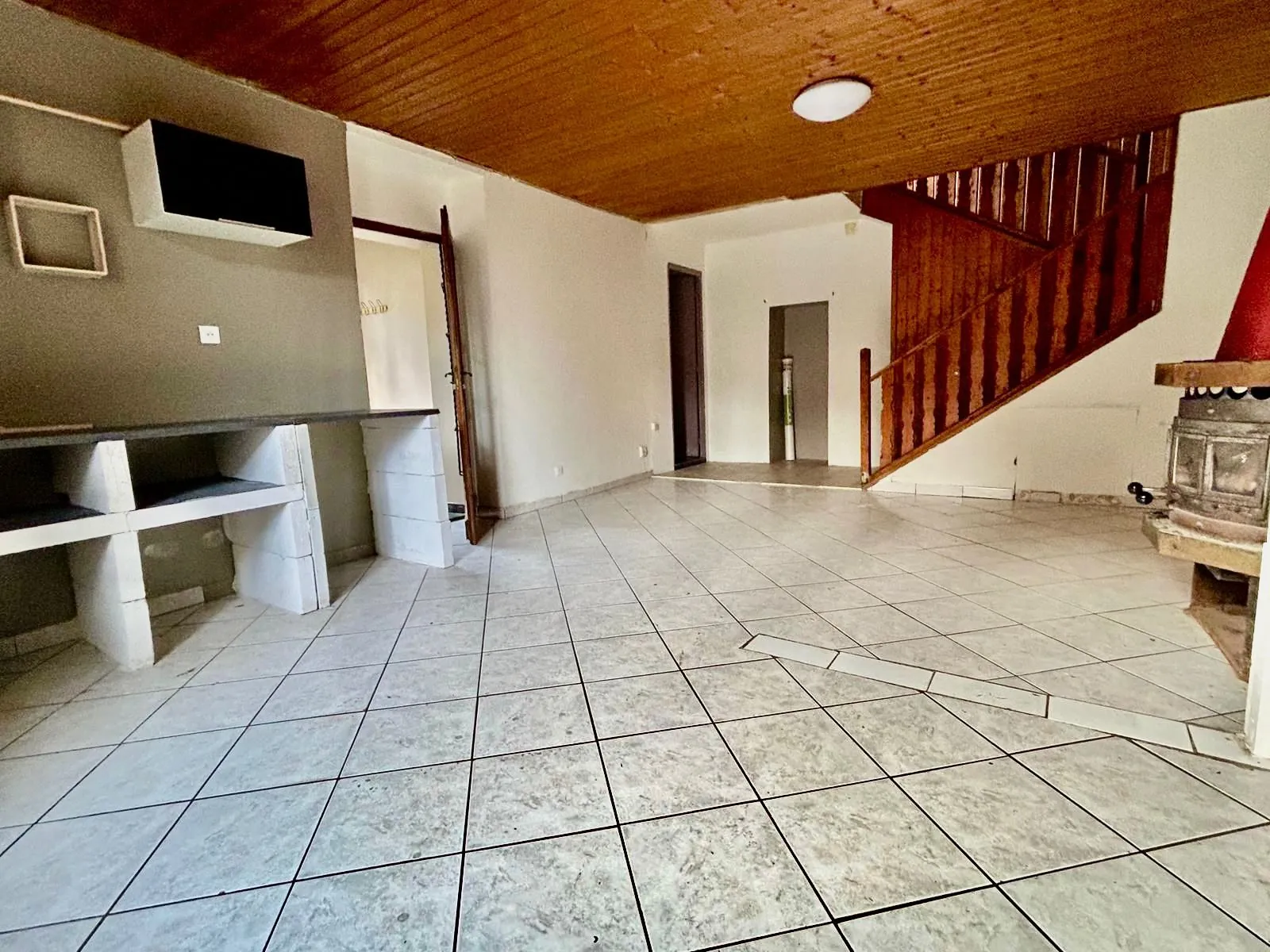 Maison mitoyenne à rénover à Ronchamp - 4 pièces, 2 chambres, prix attractif 