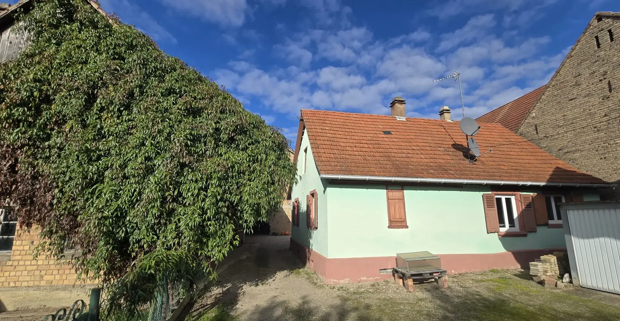 Maison ancienne à rénover de 112 m² à Plobsheim avec dépendance et terrain privé 