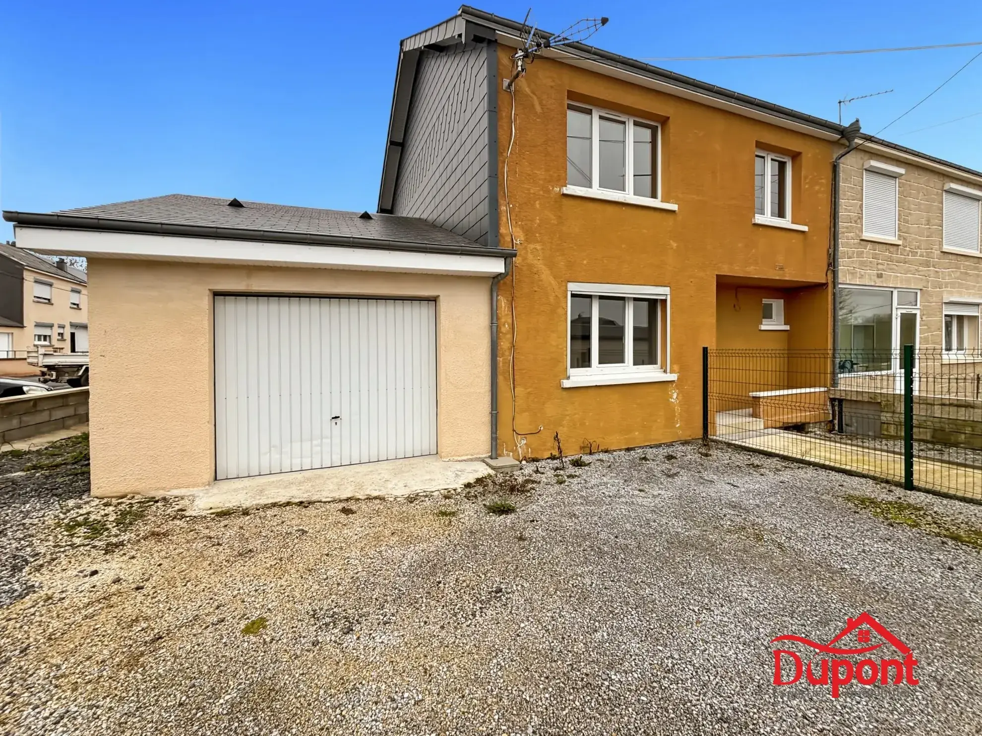 Maison à Rocroi avec jardin, garage neuf et potentiel d'extension