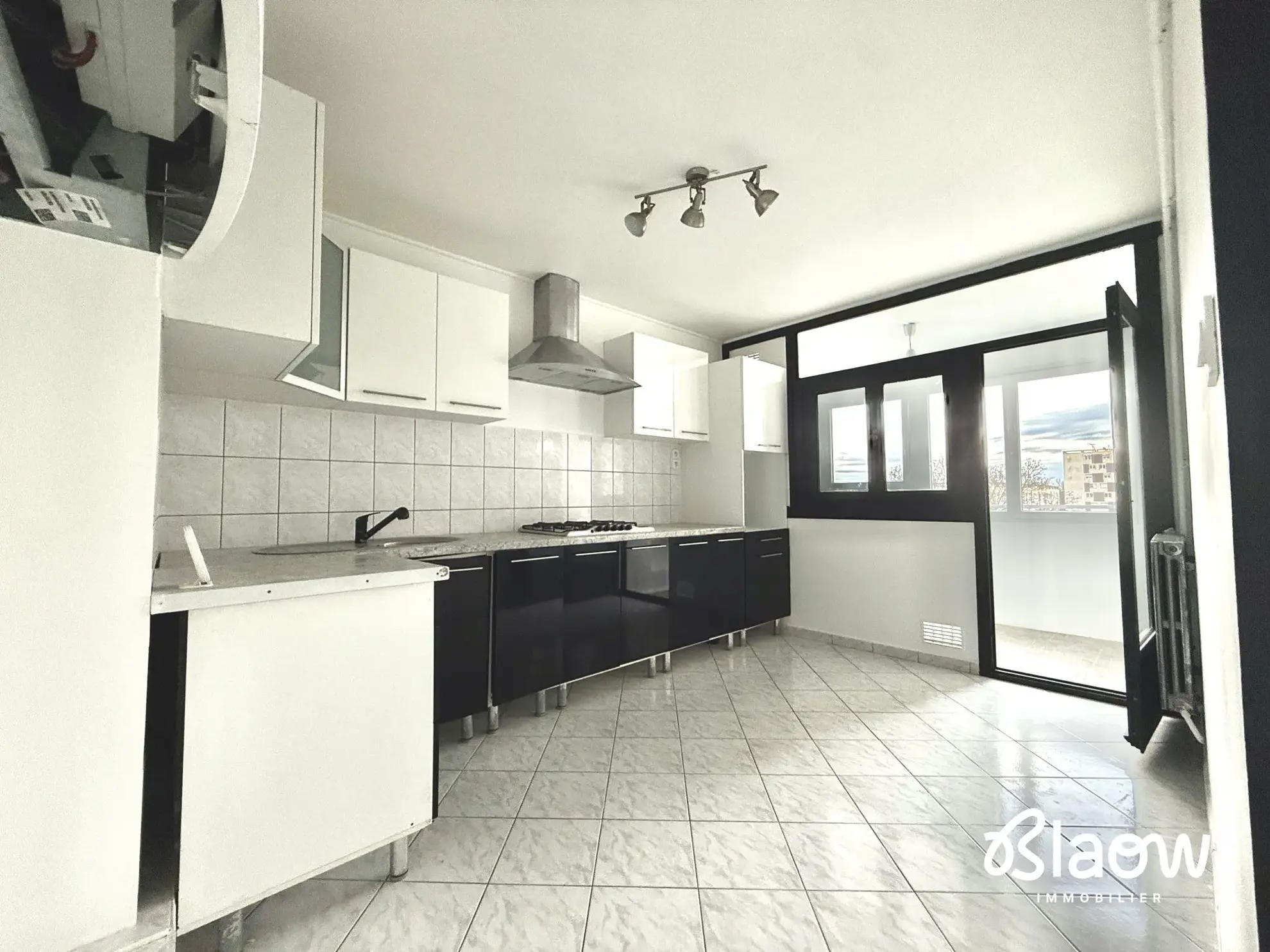 Appartement T3 rénové de 64 m² à vendre à Saint-Priest, dernier étage 