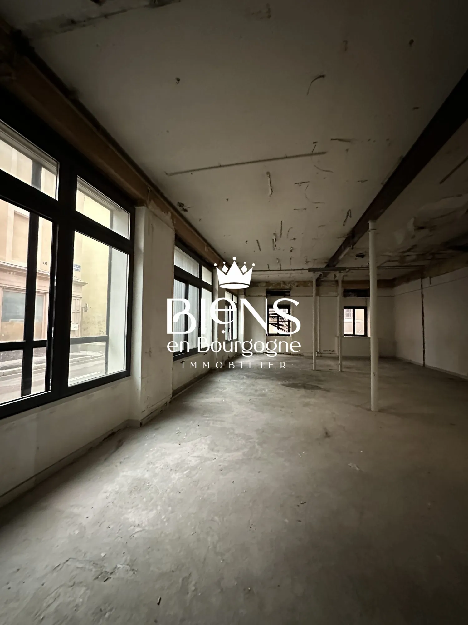 Grand plateau de bureaux à rénover au centre-ville de Chalon-sur-Saône – Opportunité d'investissement 