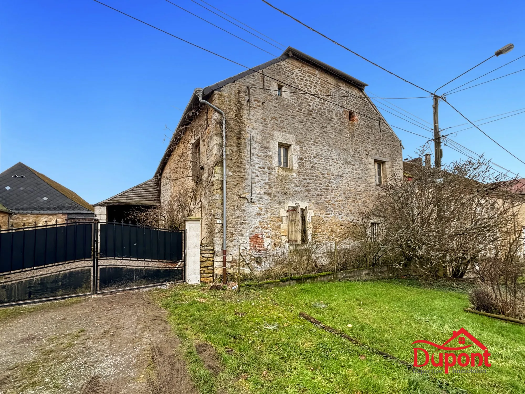 Maison avec grange à rénover à Tarzy dans les Ardennes