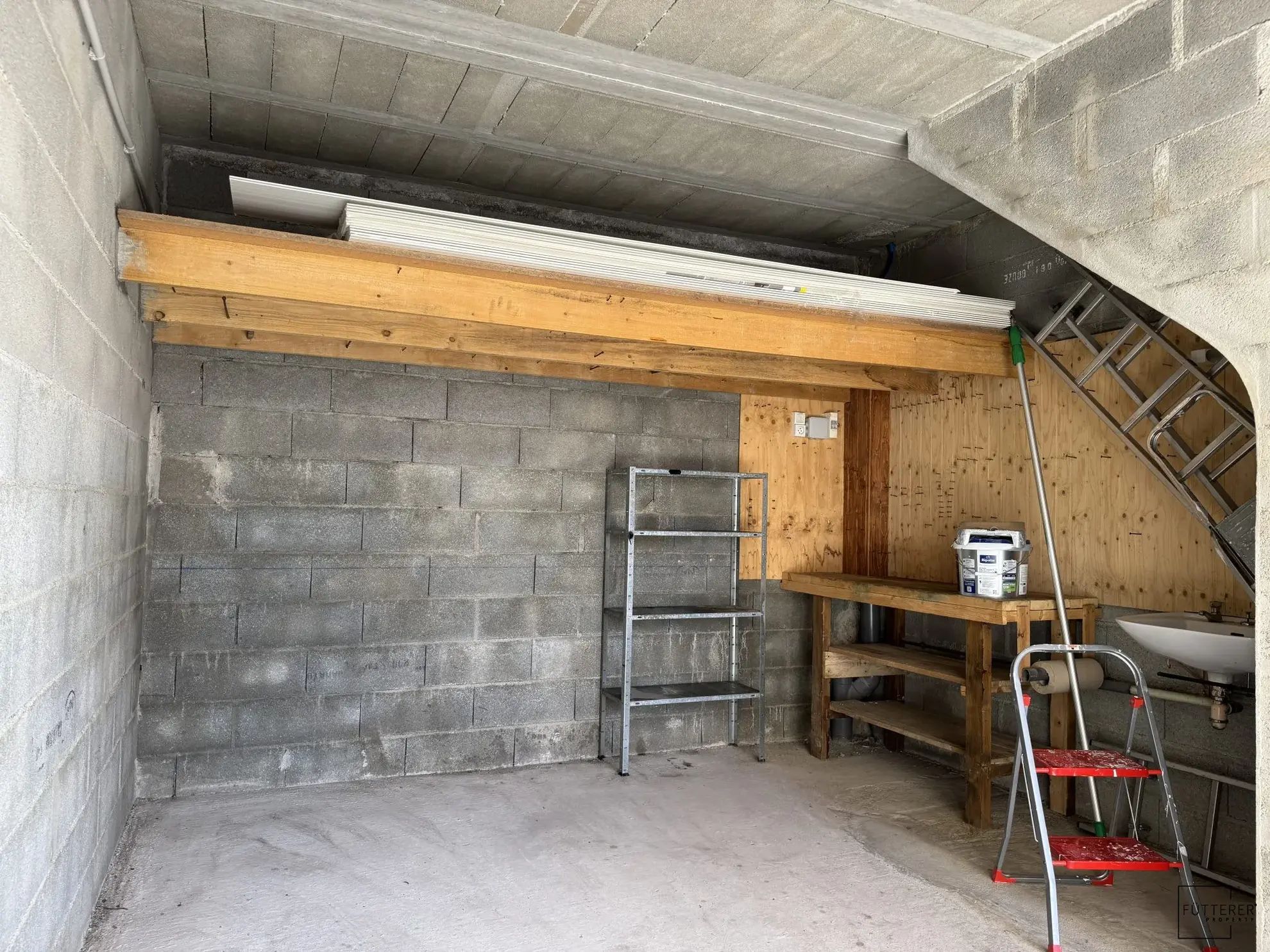 À vendre : Grand garage aménagé à Gruissan - Grazel, 21 m² avec mezzanine et équipements 