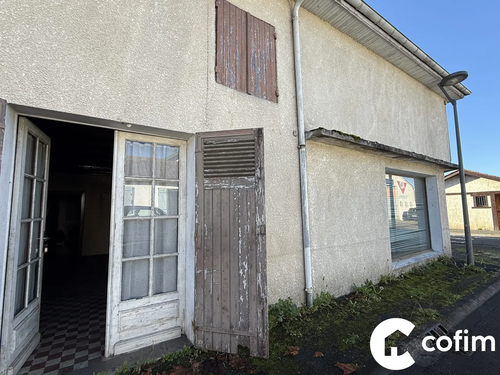 Maison de village avec terrain piscinable et espace commercial à Labouheyre 