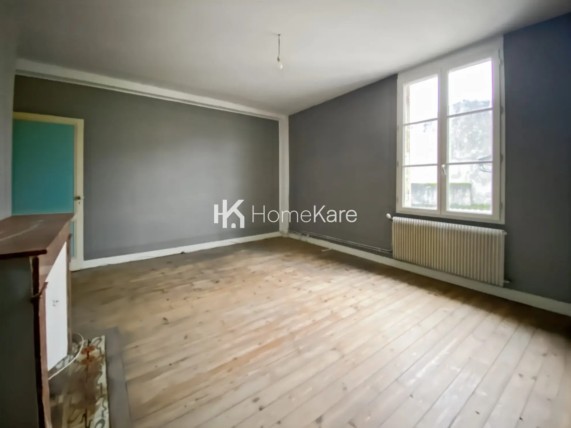 Maison de ville à La Réole avec potentiel d'aménagement et deux garages 