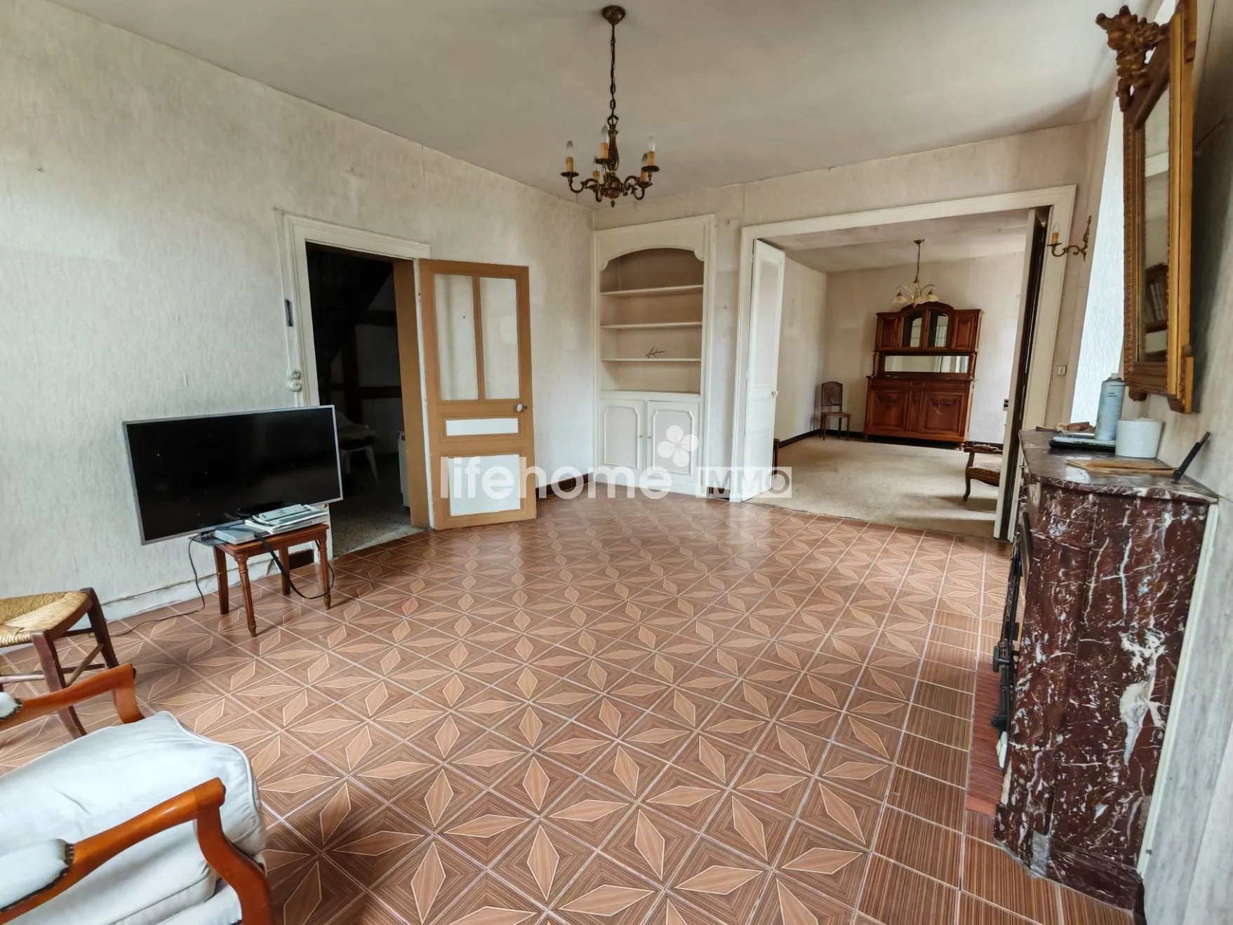 Maison de ville à rénover à Buzançais avec 4 chambres et cave 