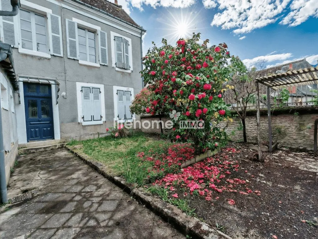 Maison de ville à rénover à Buzançais avec 4 chambres et cave