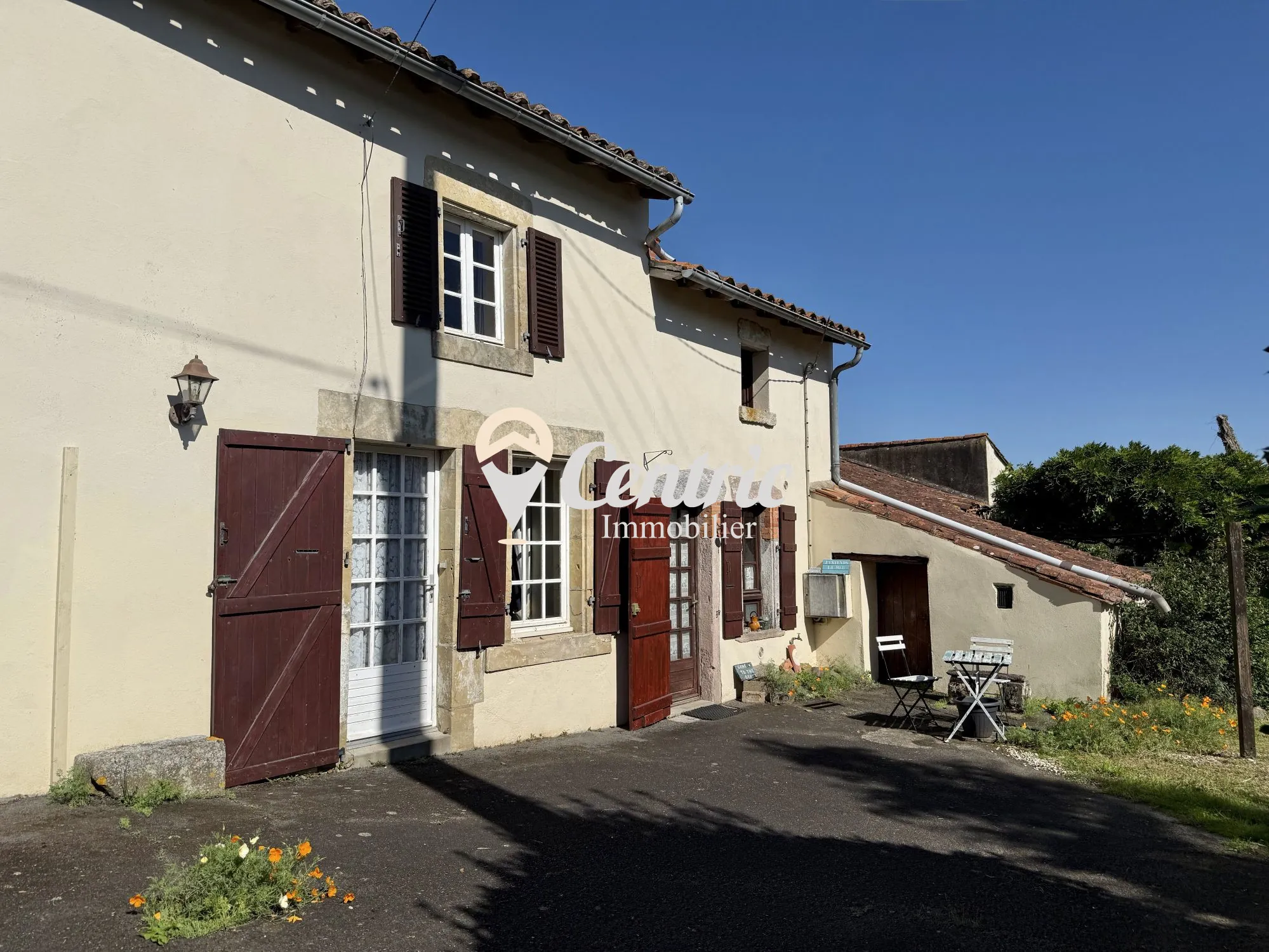 Maison de campagne avec deux habitations attenantes à Antigny - Prix 137 350 €