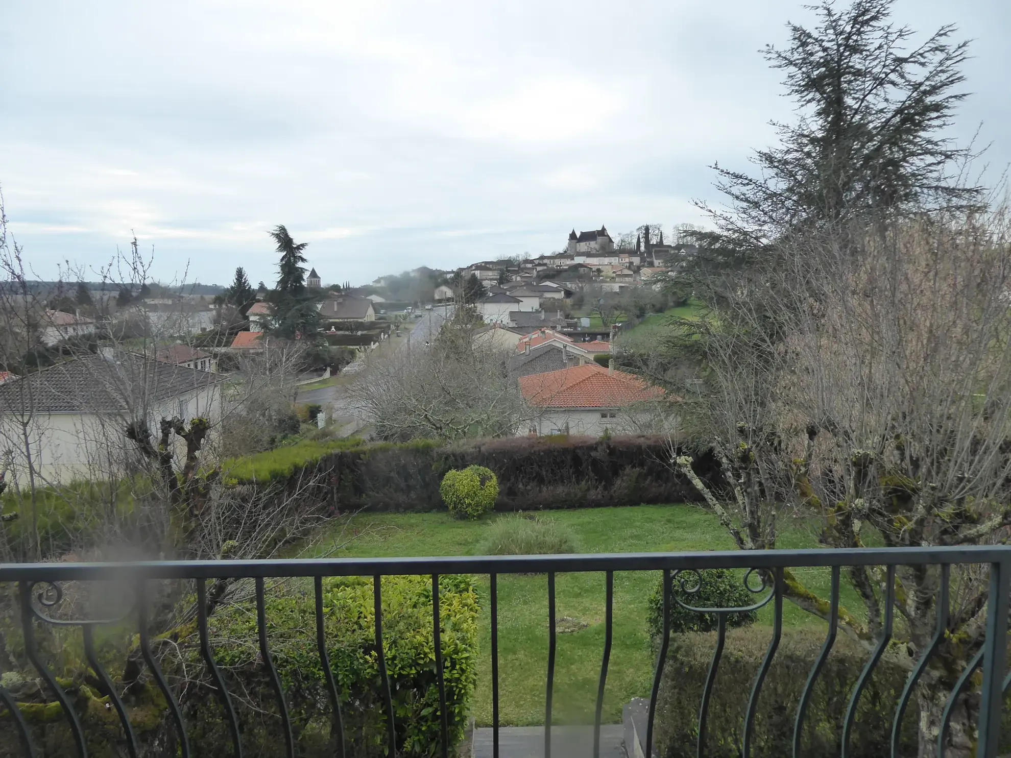 Belle maison de plain-pied avec vue sur le château à Montmoreau 