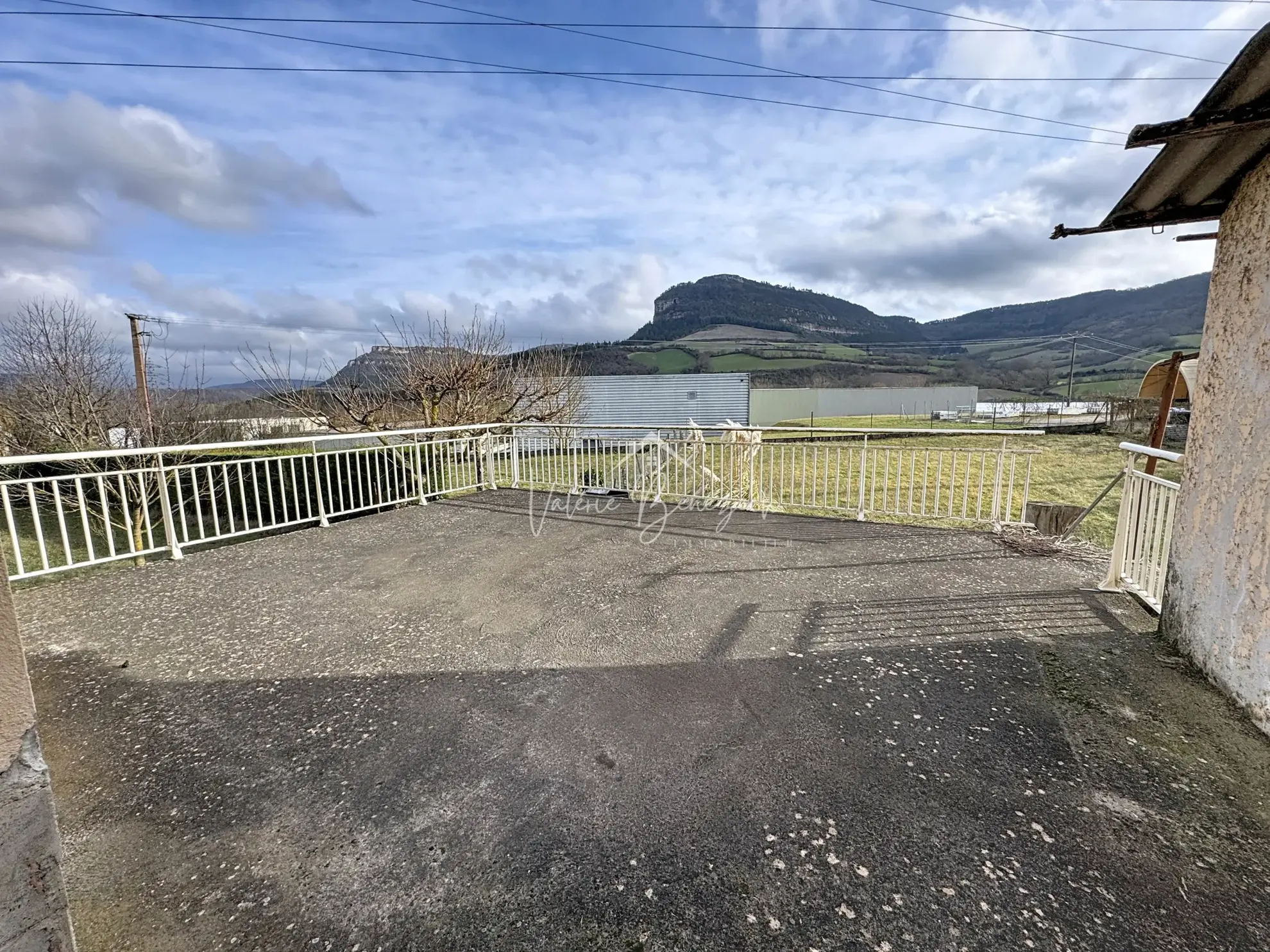 Maison avec deux logements indépendants sur grand terrain à Roquefort-sur-Soulzon 