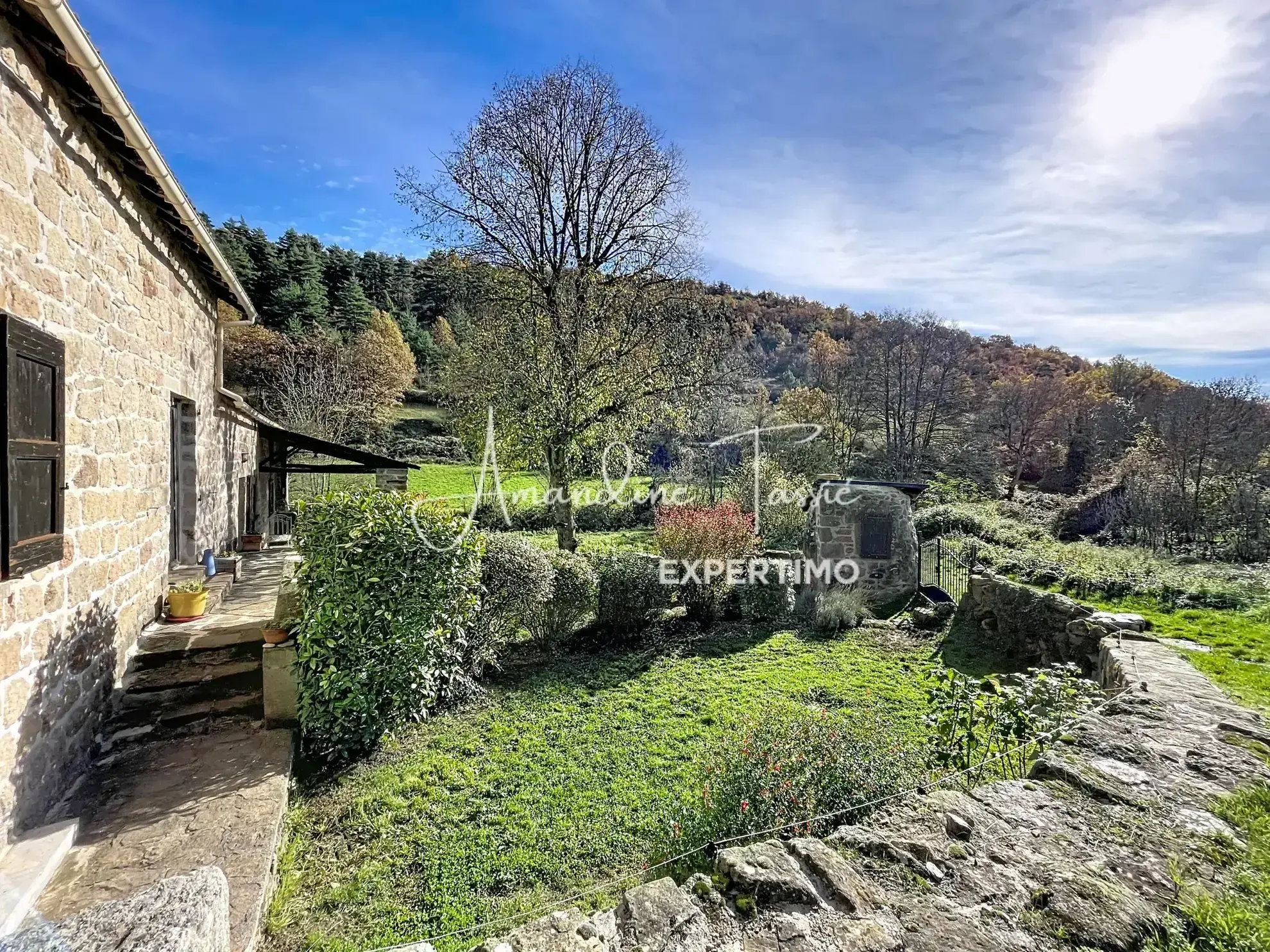 Maison en pierre rénovée avec grange et jardin proche Millau 