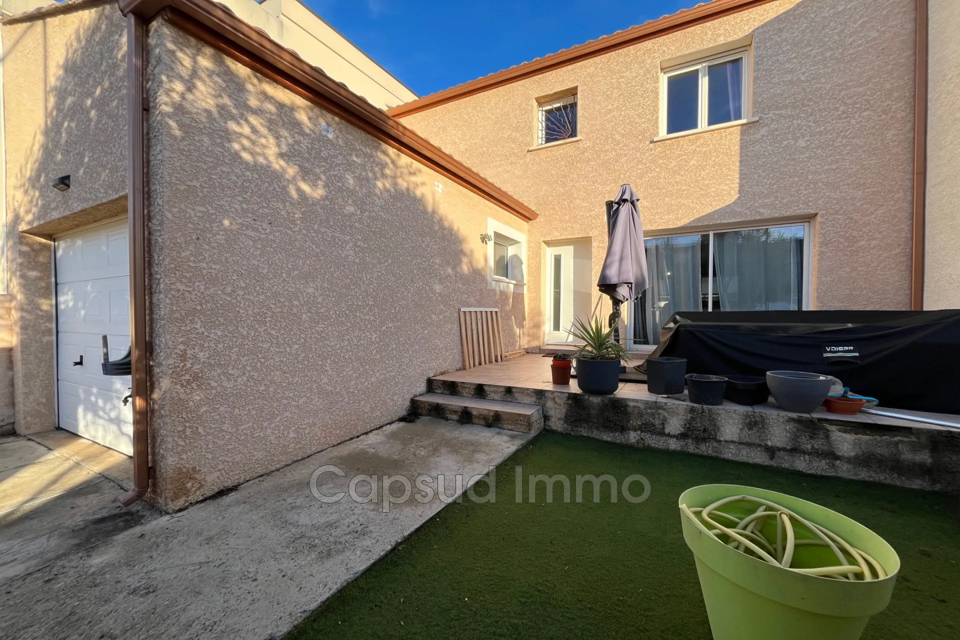 Maison mitoyenne de 111 m² à Sauvian avec terrasse et modernisations