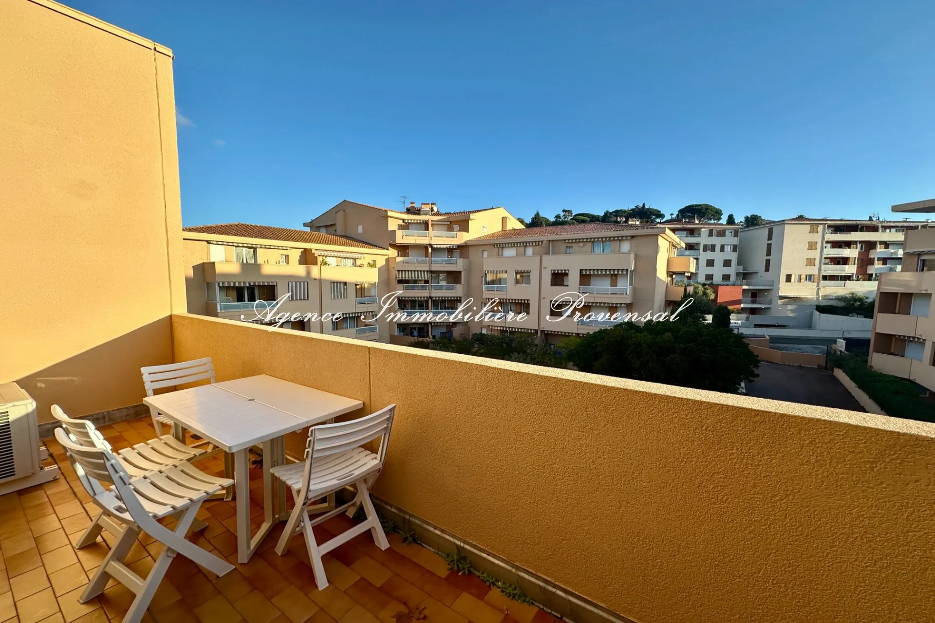 Studio cabine à vendre à Sainte-Maxime, idéal emplacement central avec garage 