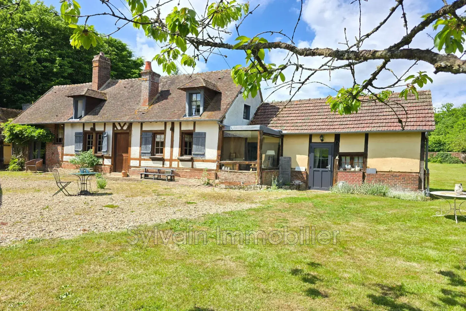 Maison à vendre à Songeons avec grand terrain et dépendances