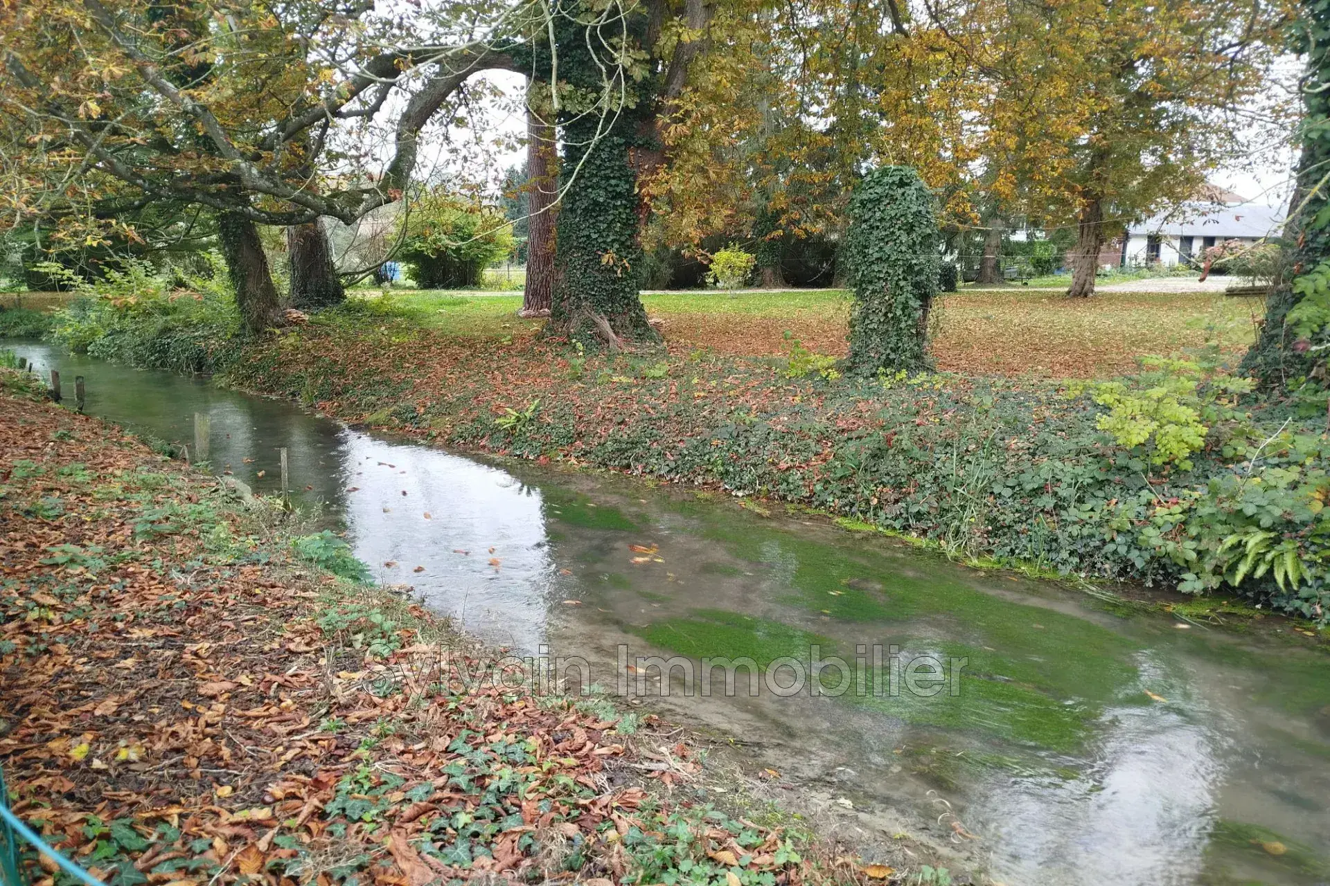Pavillon familial avec terrain clos et accès rivière proche d'Aumale 