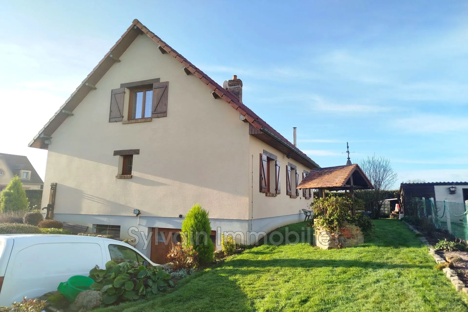 Belle maison familiale à Aumale avec 4 chambres, sous-sol complet et jardin de 1108 m²