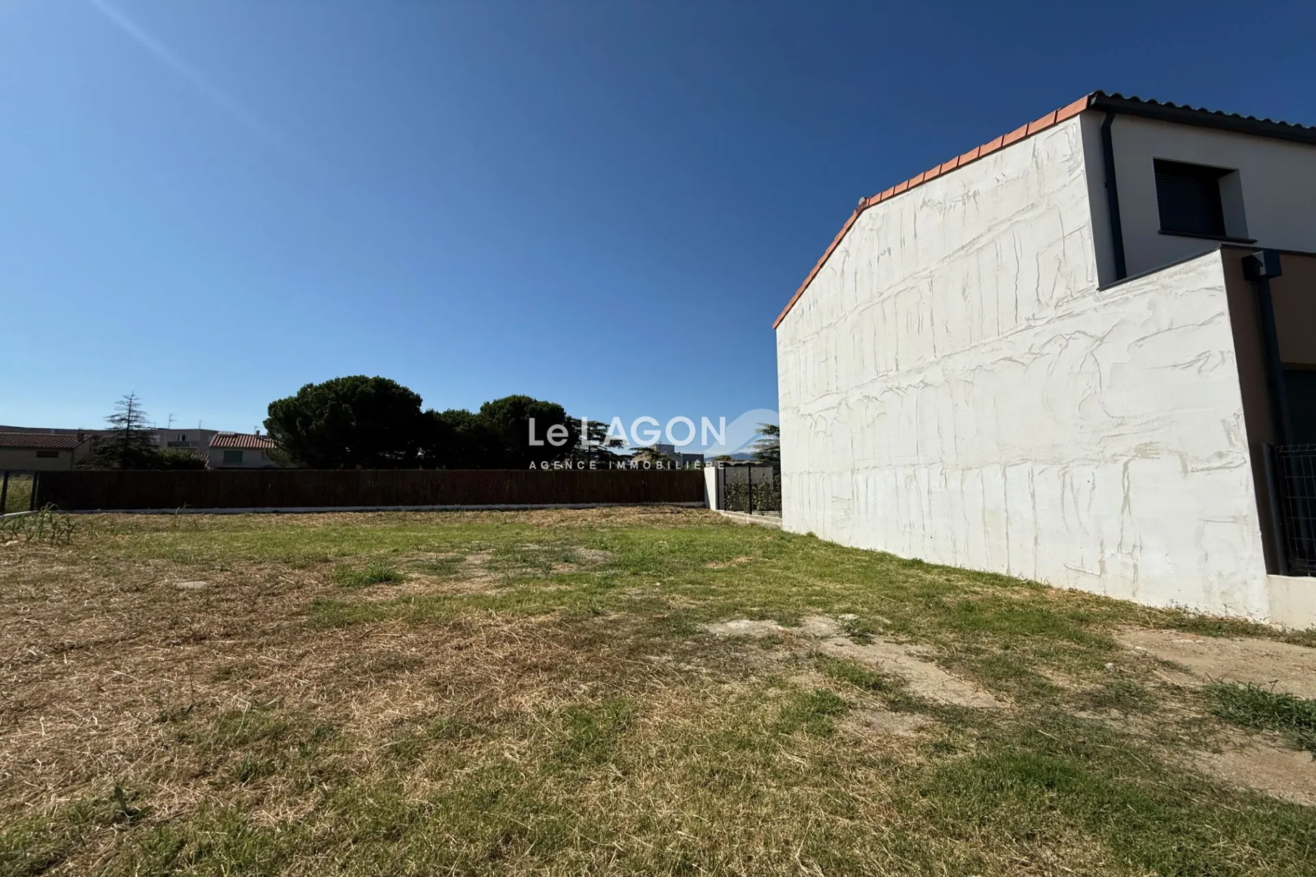 Terrain constructible de 400 m² à Saint-Cyprien avec offre cuisine offerte 