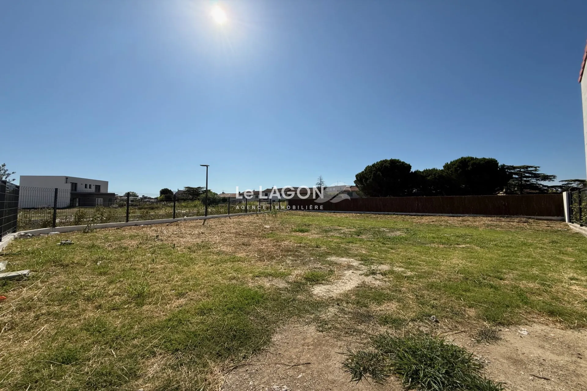 Terrain constructible de 400 m² à Saint-Cyprien avec offre cuisine offerte