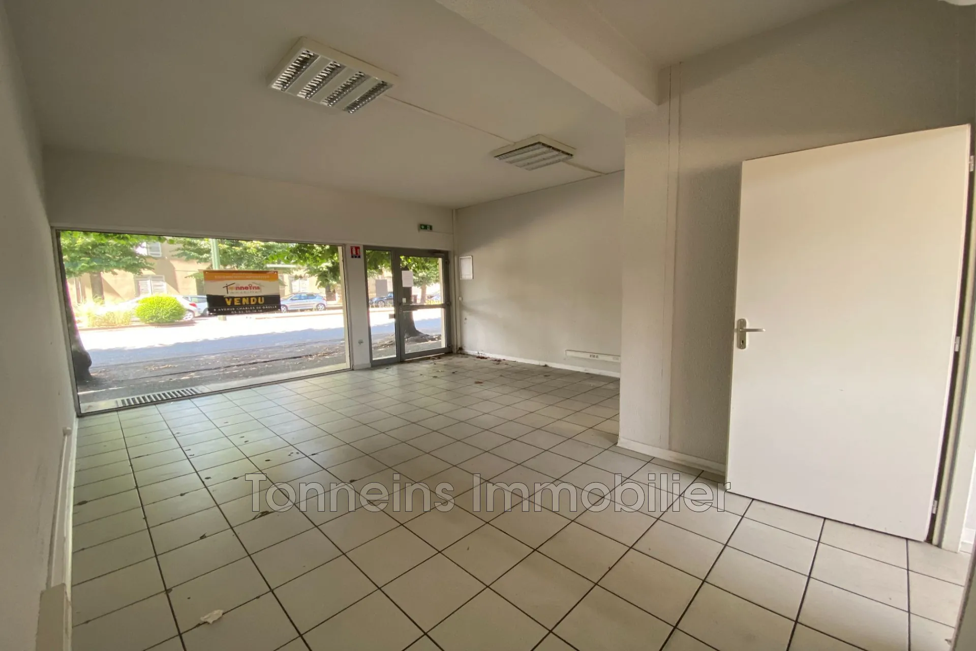 Local commercial lumineux de 62 m² à Marmande avec vitrine et stationnement