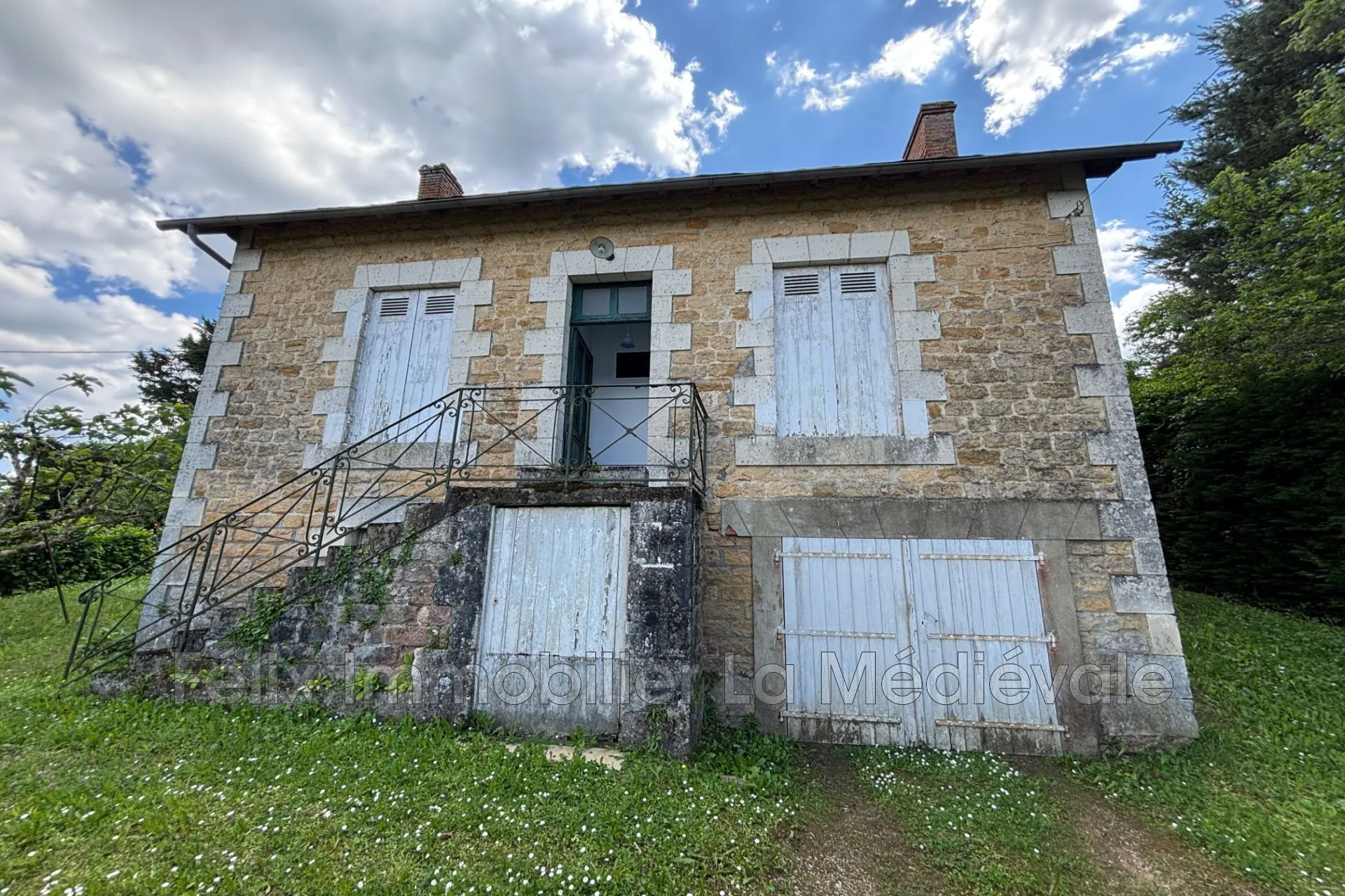 Maison à rénover à Sarlat-la-Canéda avec grand terrain et potentiel locatif