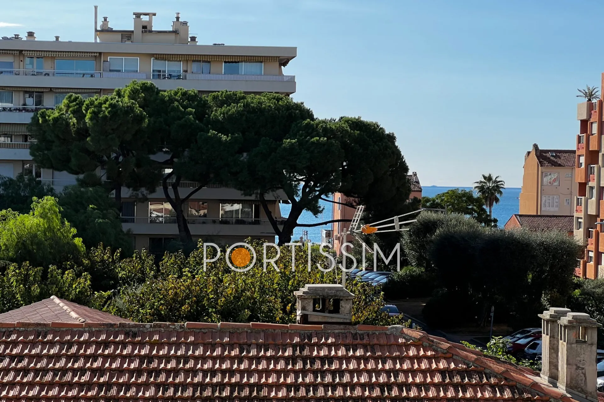 Appartement 2 pièces avec terrasse, vue mer, cave et parking au Cros de Cagnes