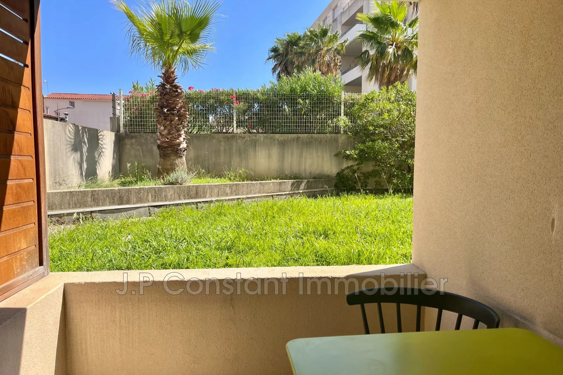 Appartement de type 1/2 loué avec terrasse et parking à La Ciotat - Investissement idéal