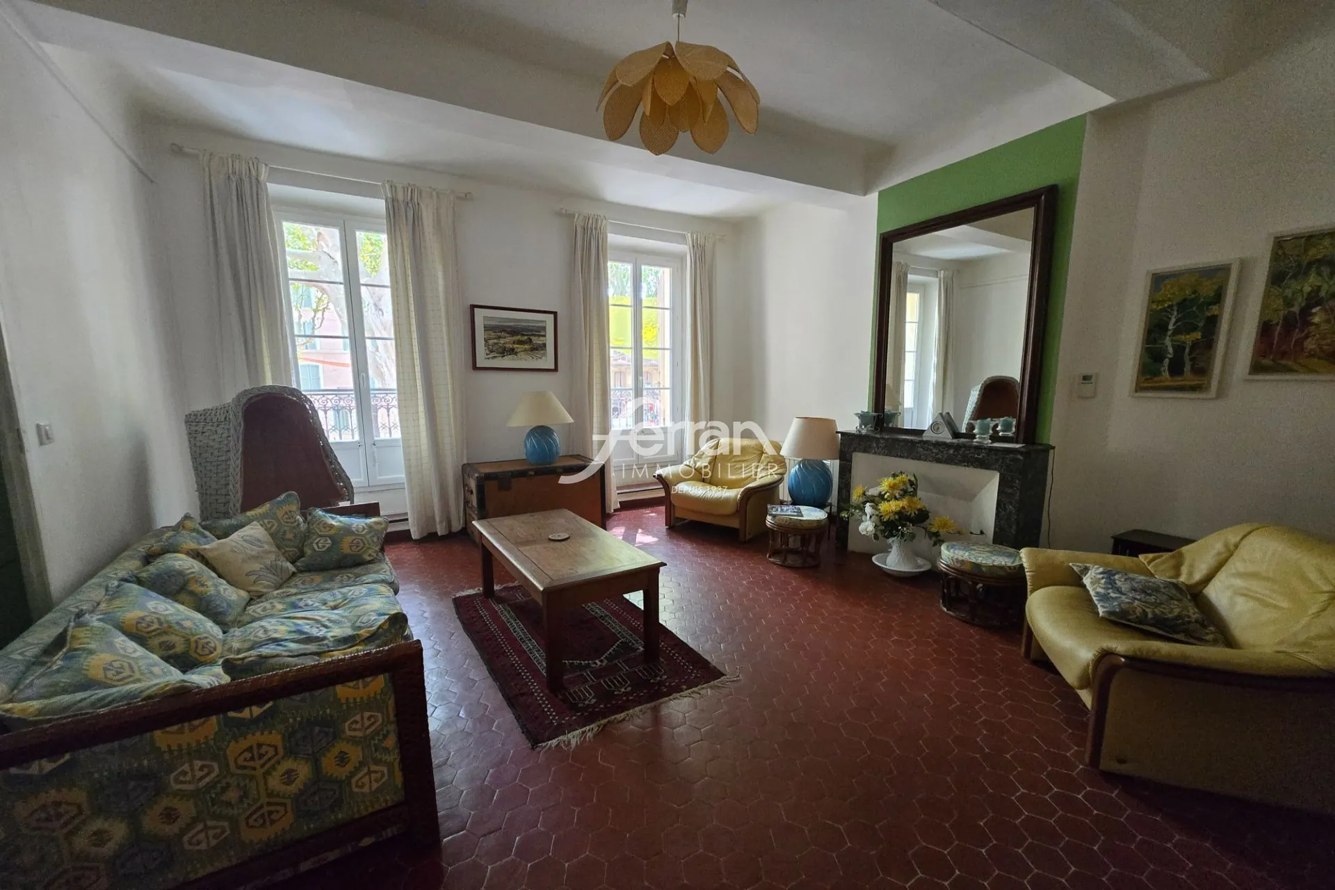 Appartement T3 à Salernes de 107 m² avec terrasse et vue citadine