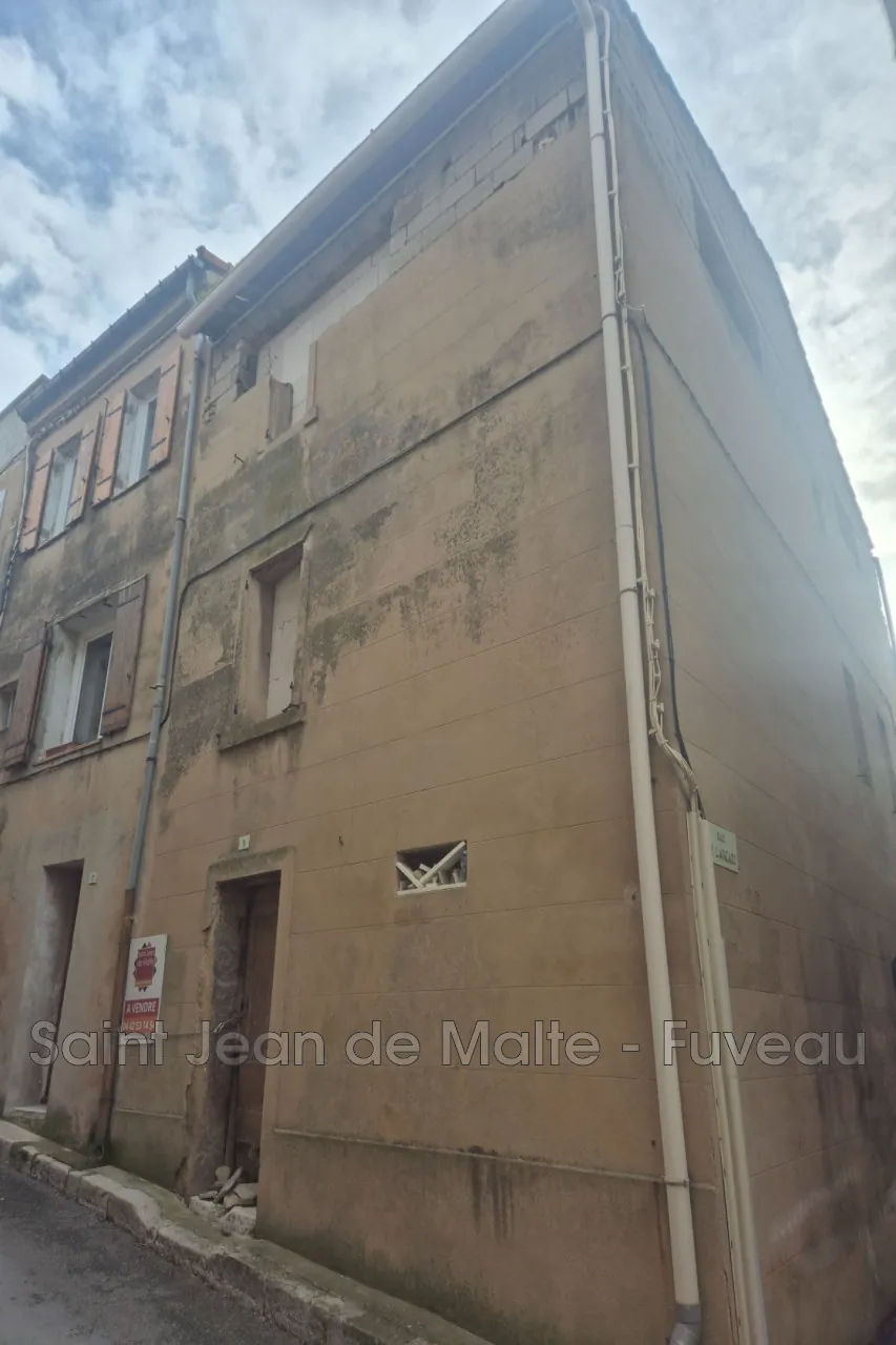 Maison de village à rénover de 120 m² à Peynier avec potentiel exceptionnel