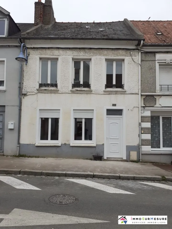 Maison de ville à Saint-Pol-sur-Ternoise avec cour et dépendance - Investissement locatif