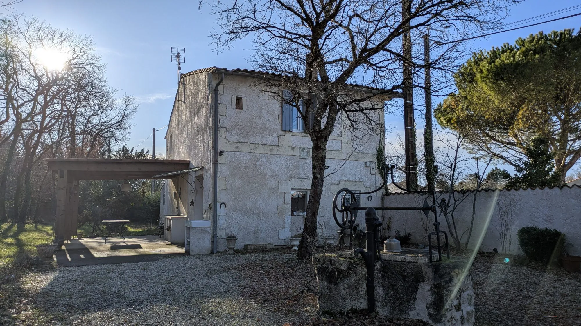 Maison de campagne à vendre à Sablonceaux avec grand terrain et dépendances