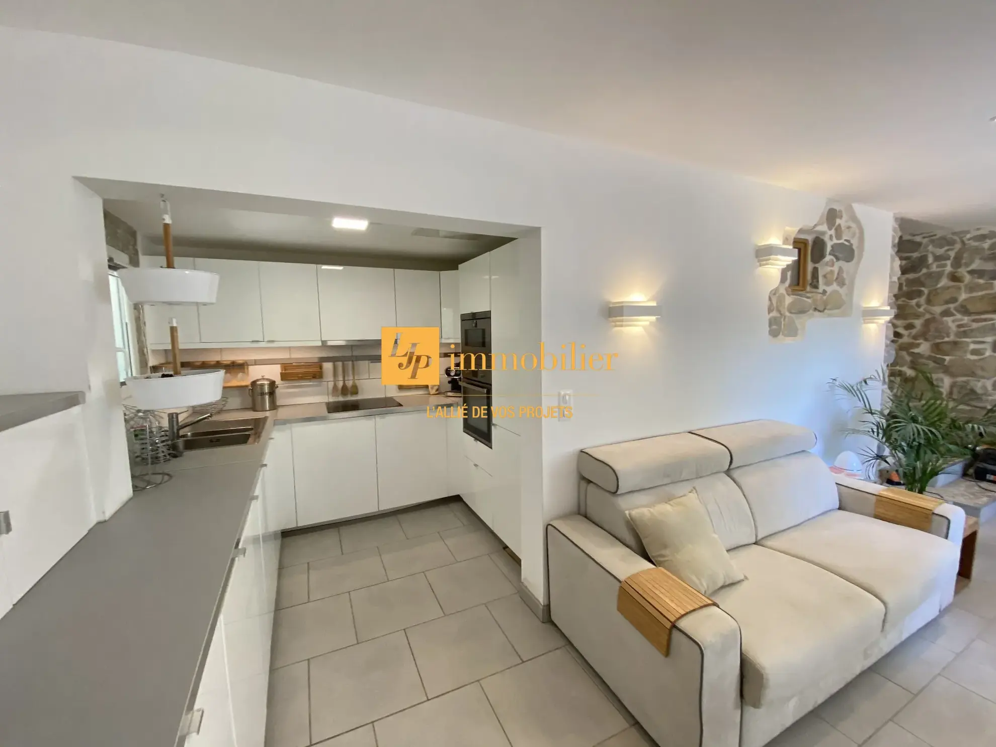 Appartement T3 rénové avec terrasse, caves et parking à Laroque 