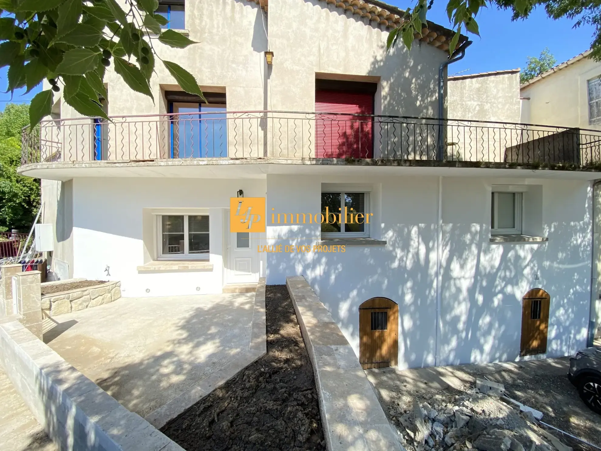 Appartement T3 rénové avec terrasse, caves et parking à Laroque