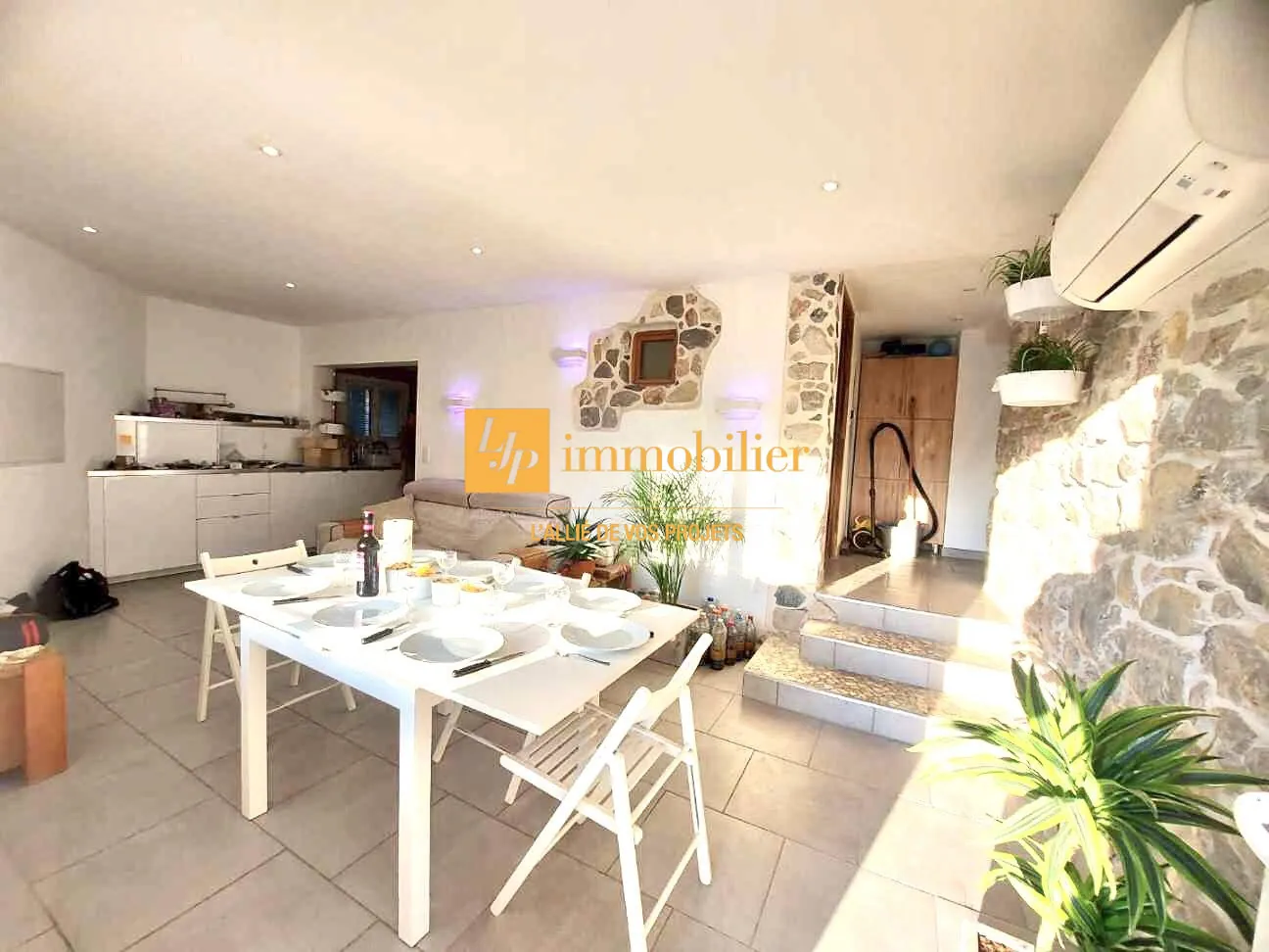 Appartement T3 rénové avec terrasse, caves et parking à Laroque 