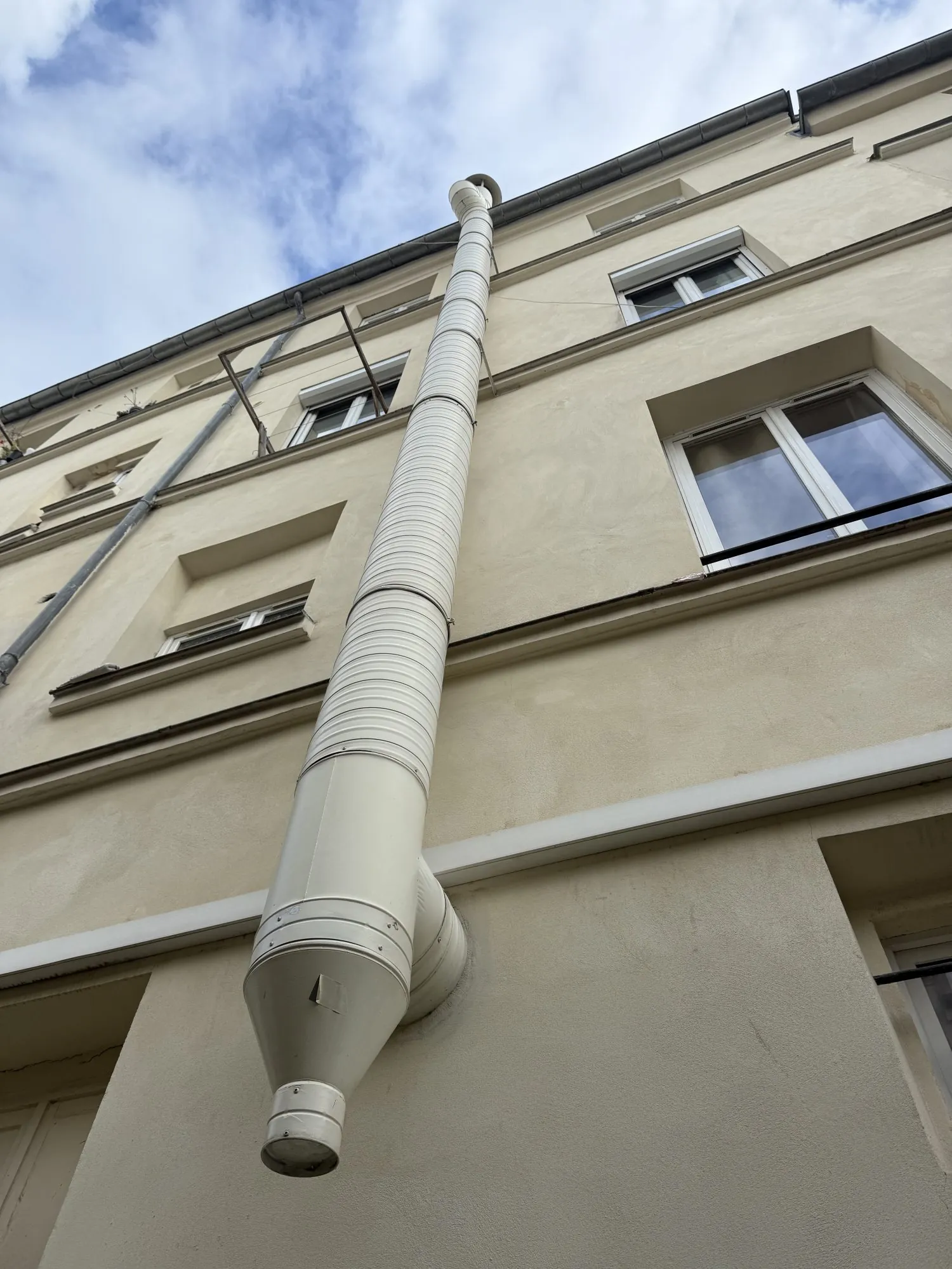 Restaurant à vendre Paris 10e avec extraction et 30 couverts, emplacement idéal