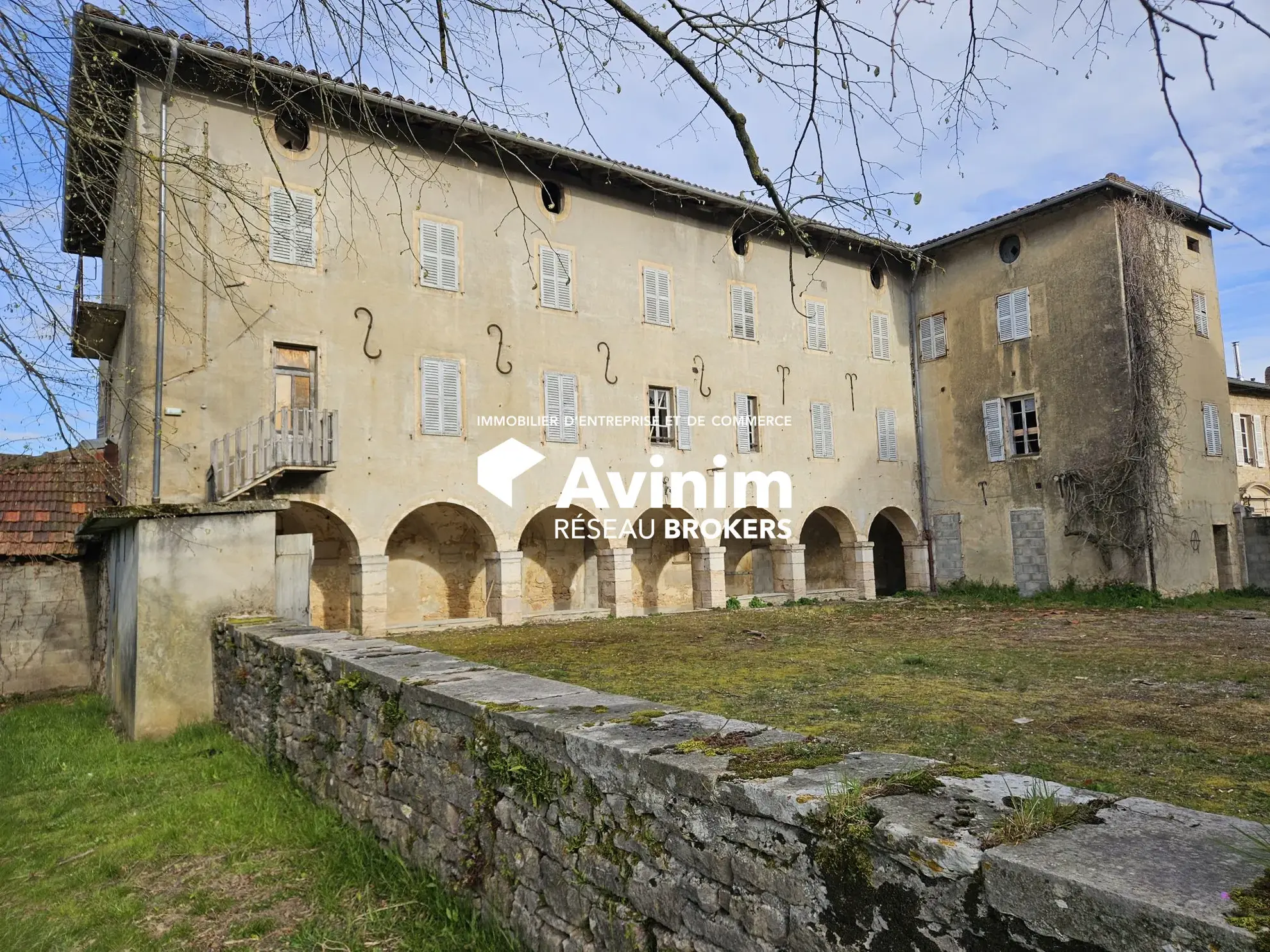 Ancien monastère à rénover à Saint-Amour (39) - Opportunité patrimoniale et d’investissement 