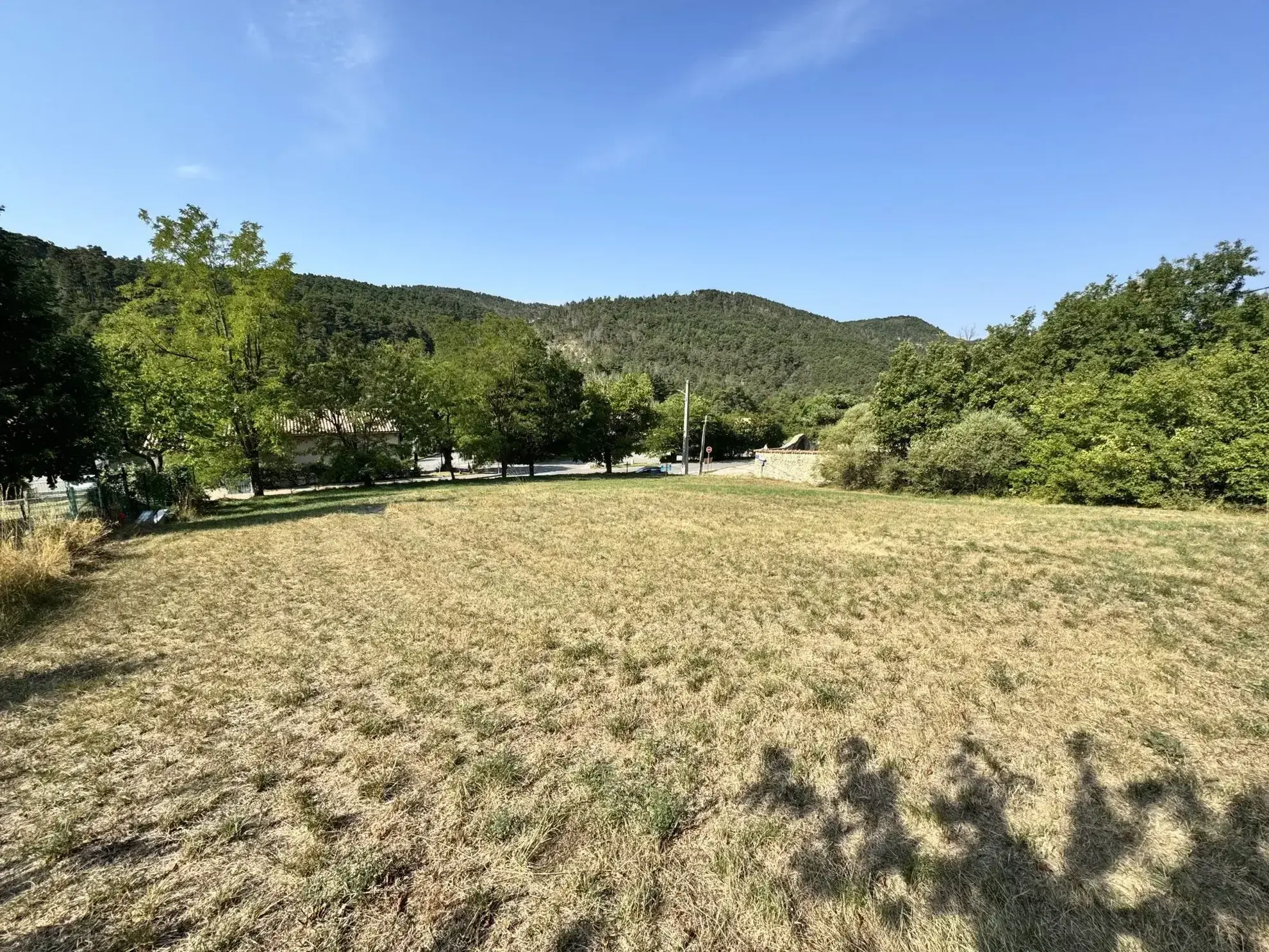 Terrain à vendre à Peyroules proche Castellane - Vue panoramique et environnement naturel 