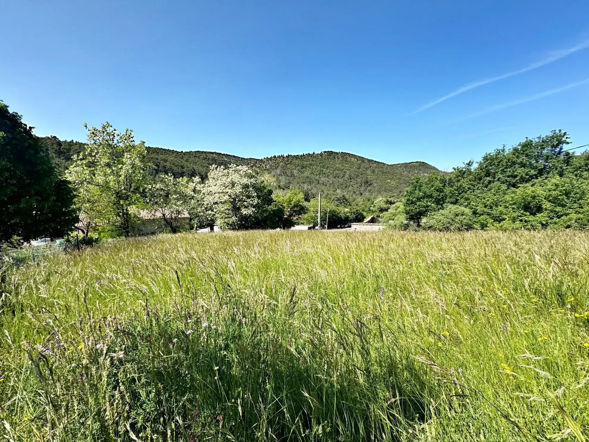 Terrain à vendre à Peyroules proche Castellane - Vue panoramique et environnement naturel 