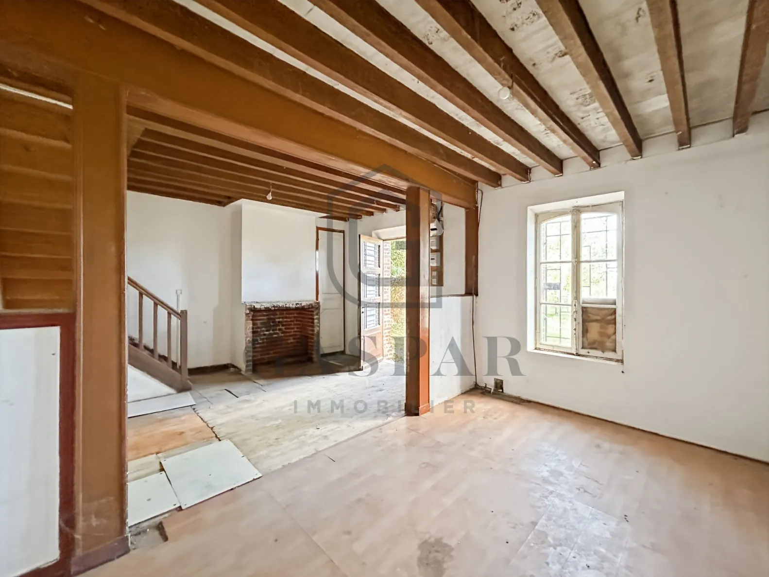 Maison à rénover avec 4 chambres, jardin et dépendance à Rugles